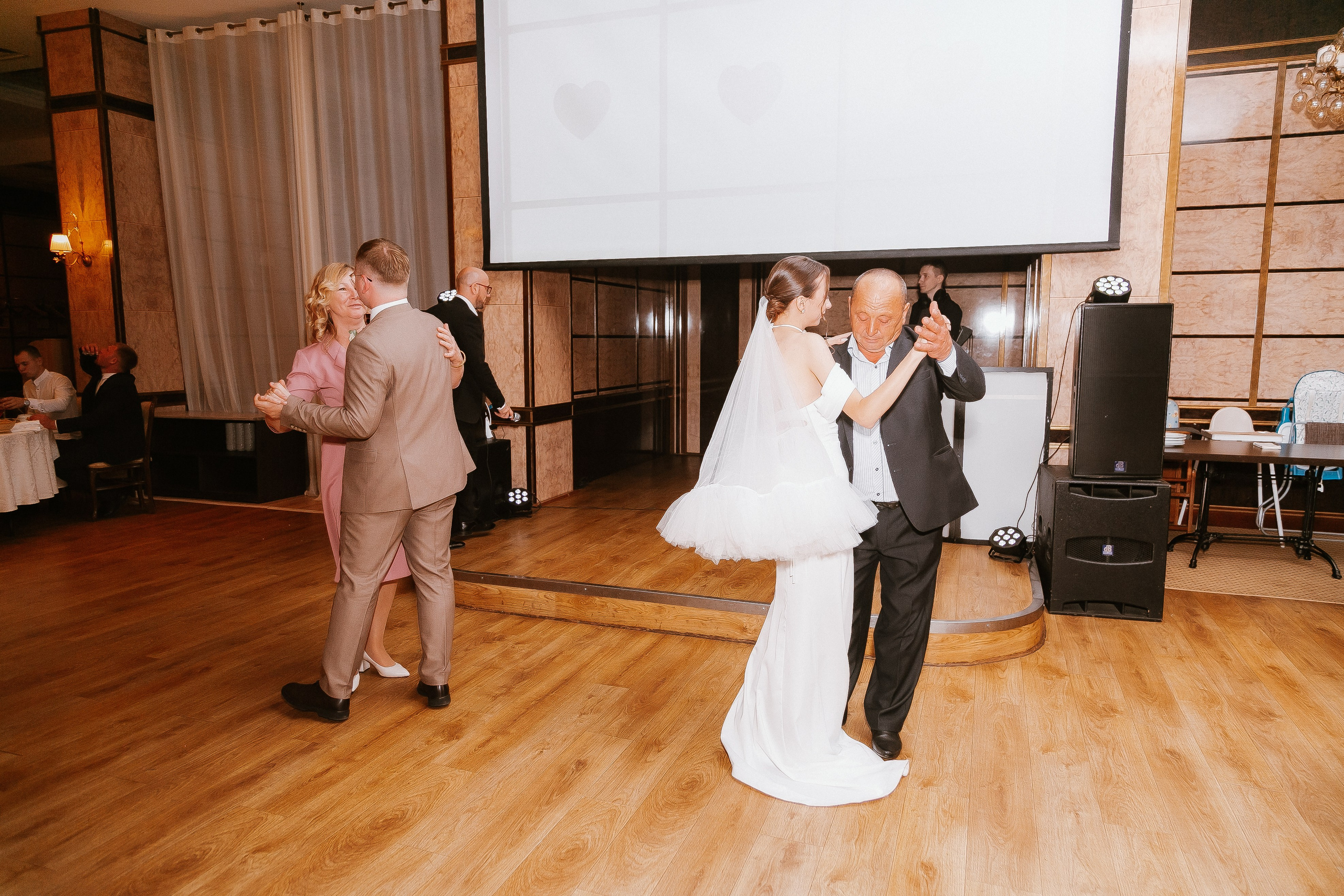 Свадебная осенняя фотосессия Ивана и Лидии в городе. Свадебный и репортажный фотограф в Ярославле и Санкт-Петербурге Роман Микрюков