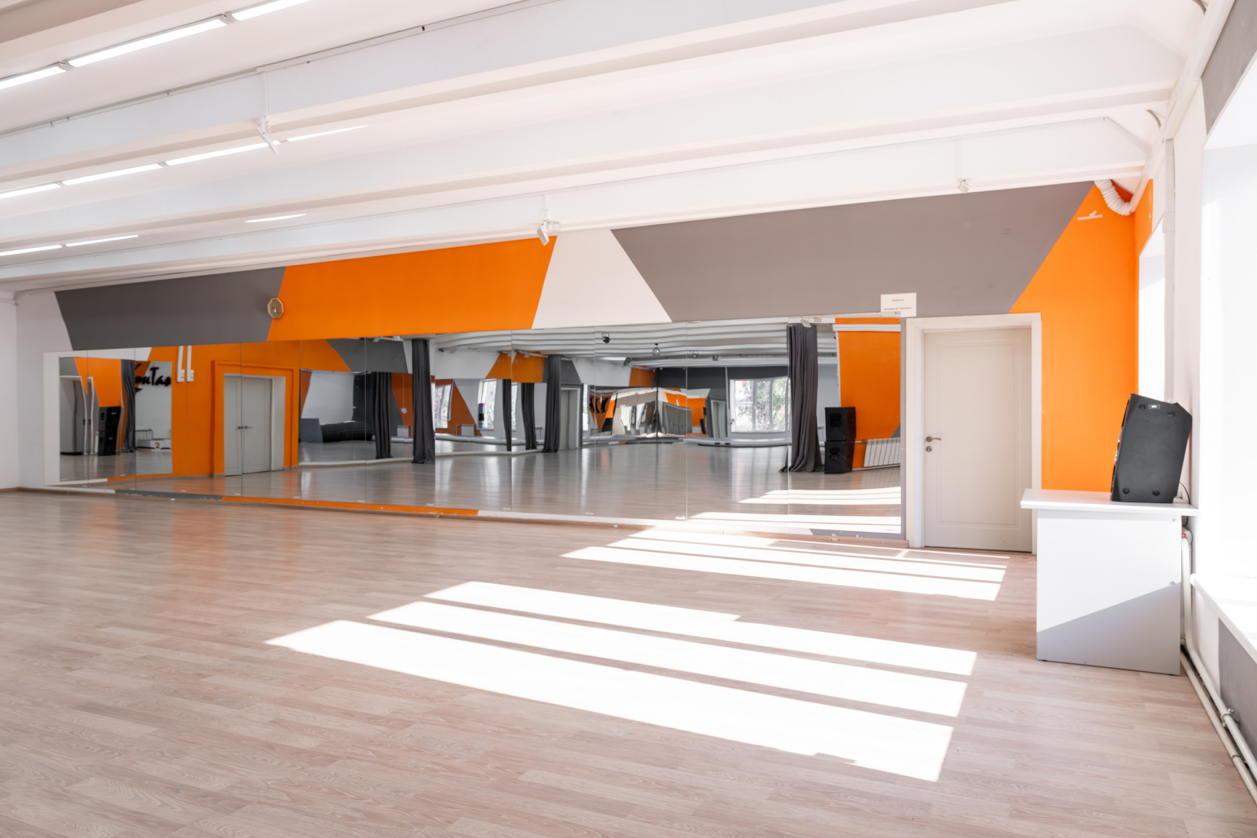 Наш зал. КонТакт — спортивные бальные танцы в Москве