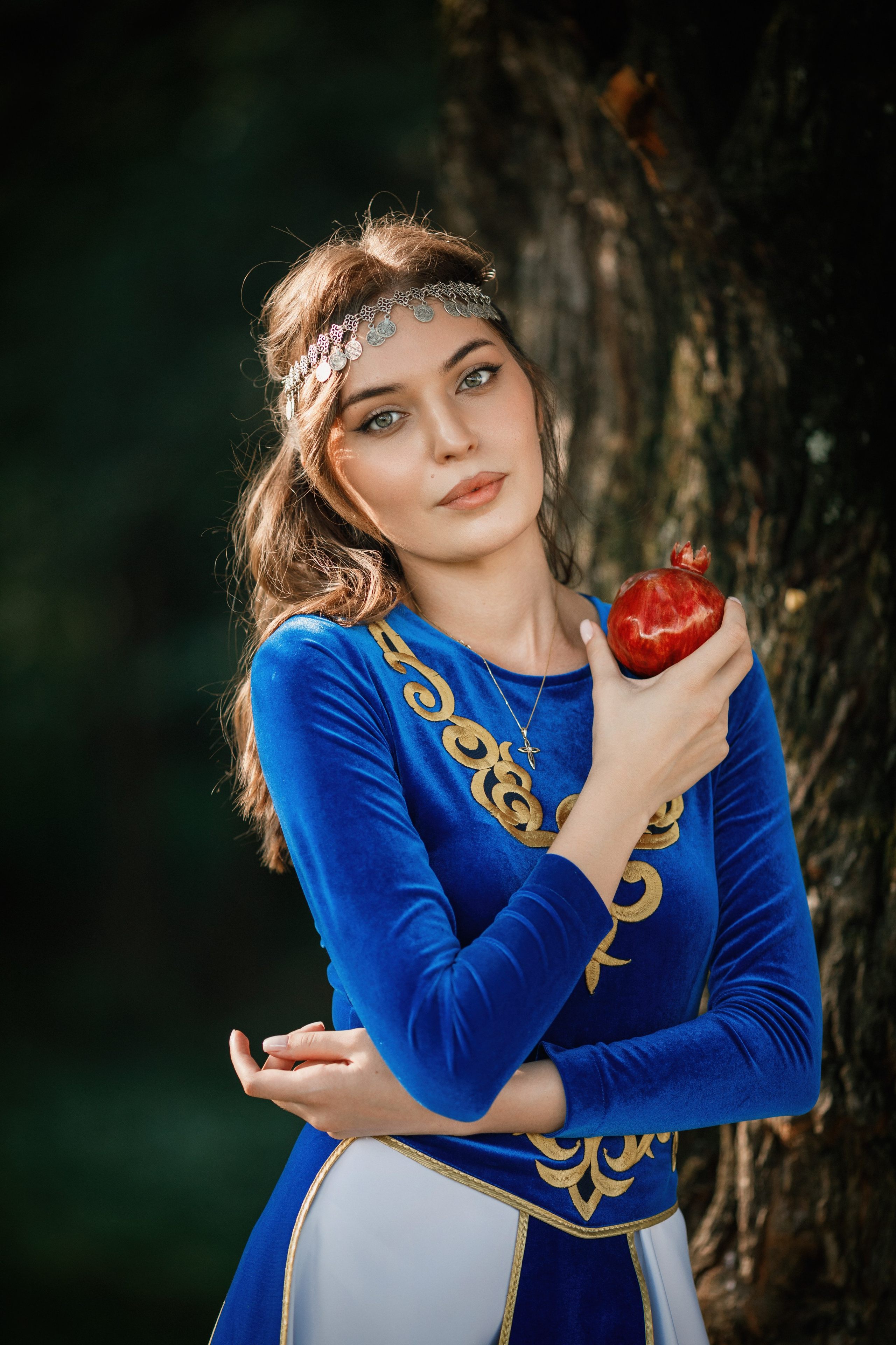 Индивидуальная фотосессия в горах, в армянском национальном платье. Фотограф во Владикавказе Юрий Геворгизов