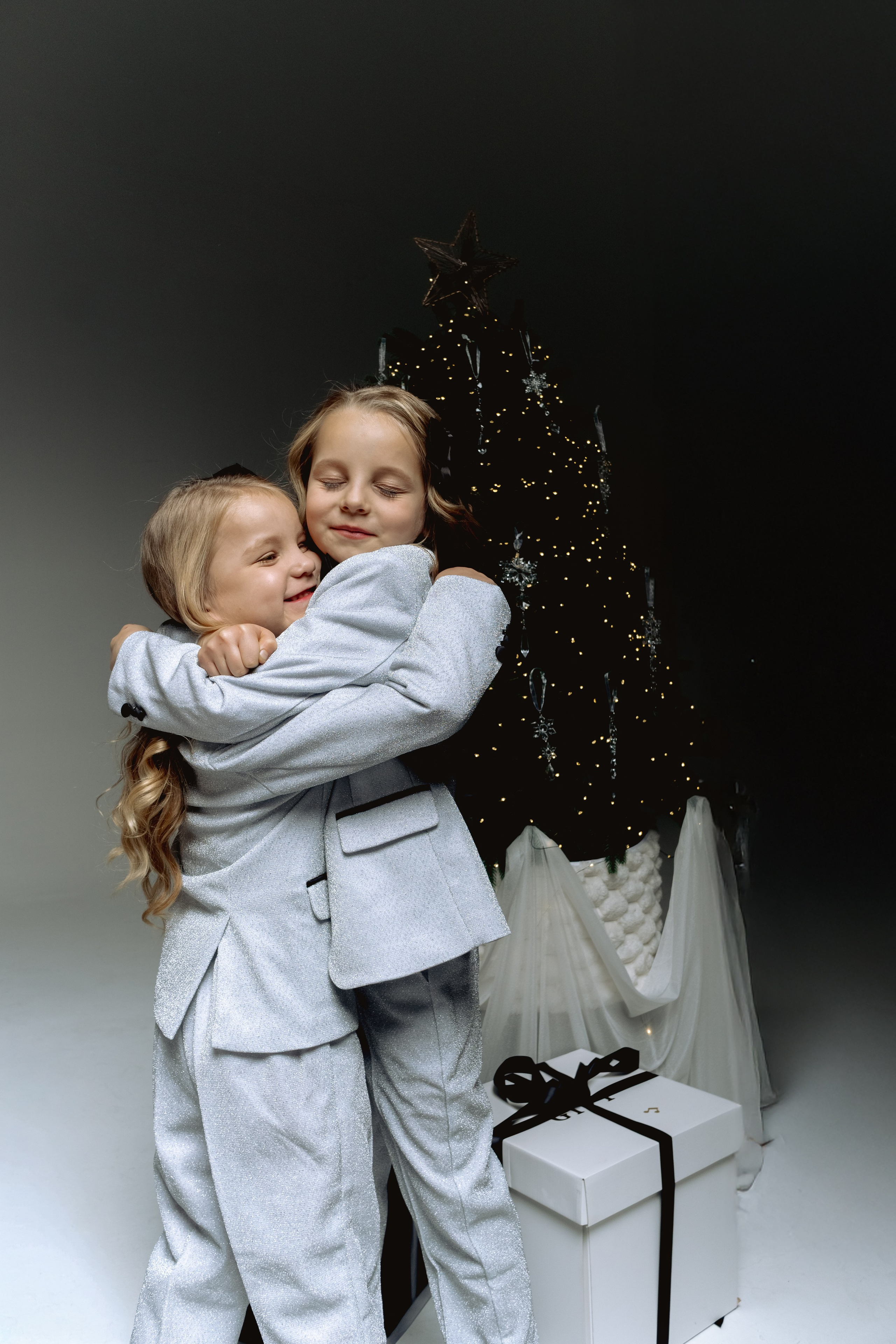 Крупный план во время семейной фотосъемки: счастливые лица дочек. Студия в Пекине.