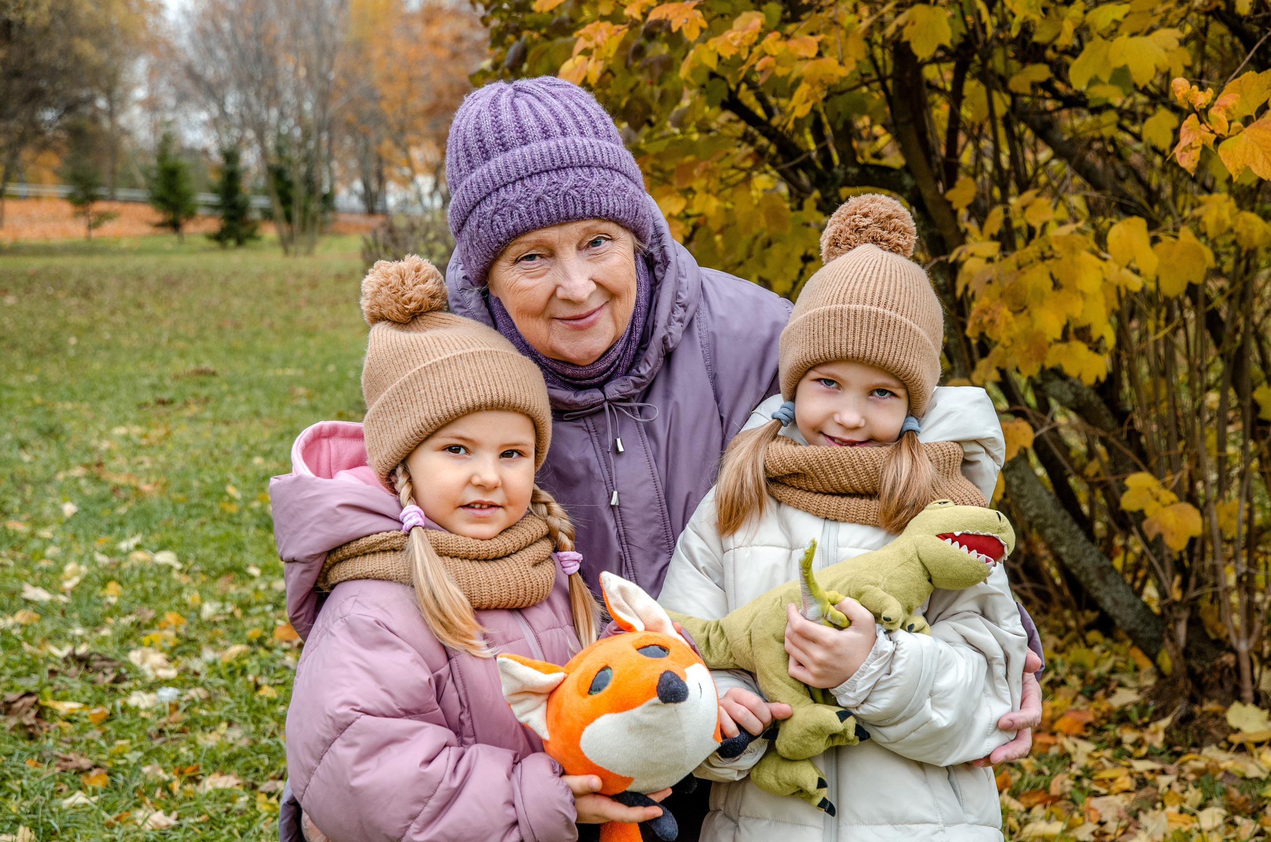 Семейная фотосессия в парке с фотографом Голубевой Натальей. Внучки с бабушкой.