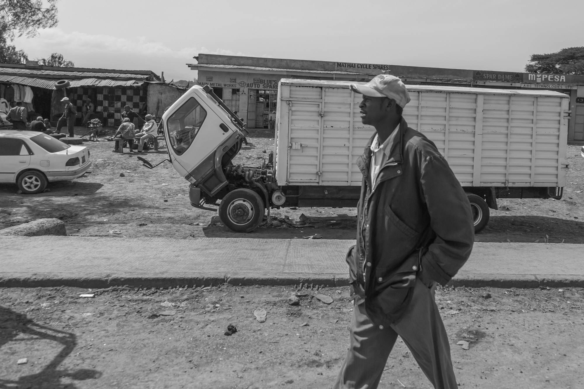 Кения. На обочине дороги. Фотограф Алексей Скоробогатько