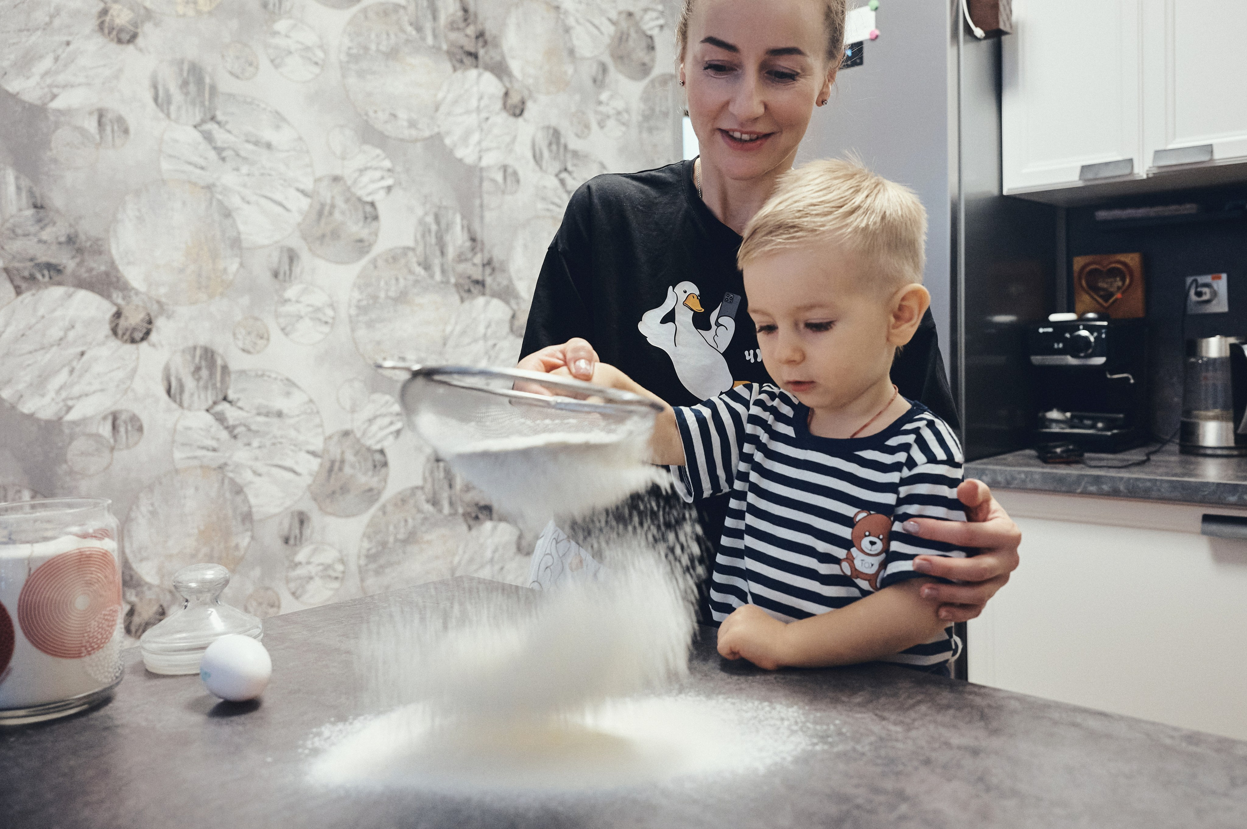 Мама и ребенок готовят вместе