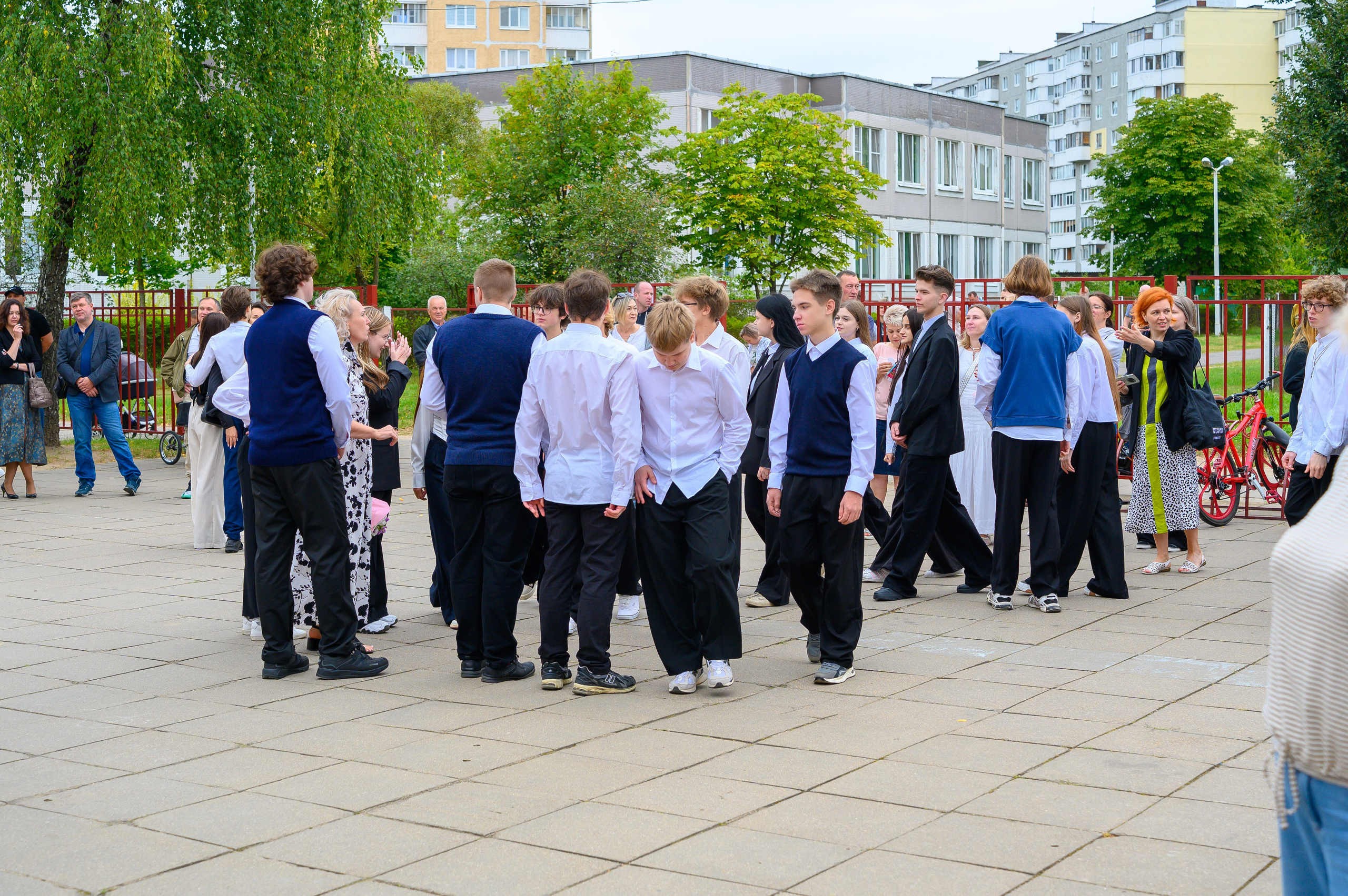 Вот звучит первый звонок, перед этим долгое приготовление к новому этапу в жизни, Яромир идет в школу. Фотоуслуги, услуги фотографа, фотографирование важных событий