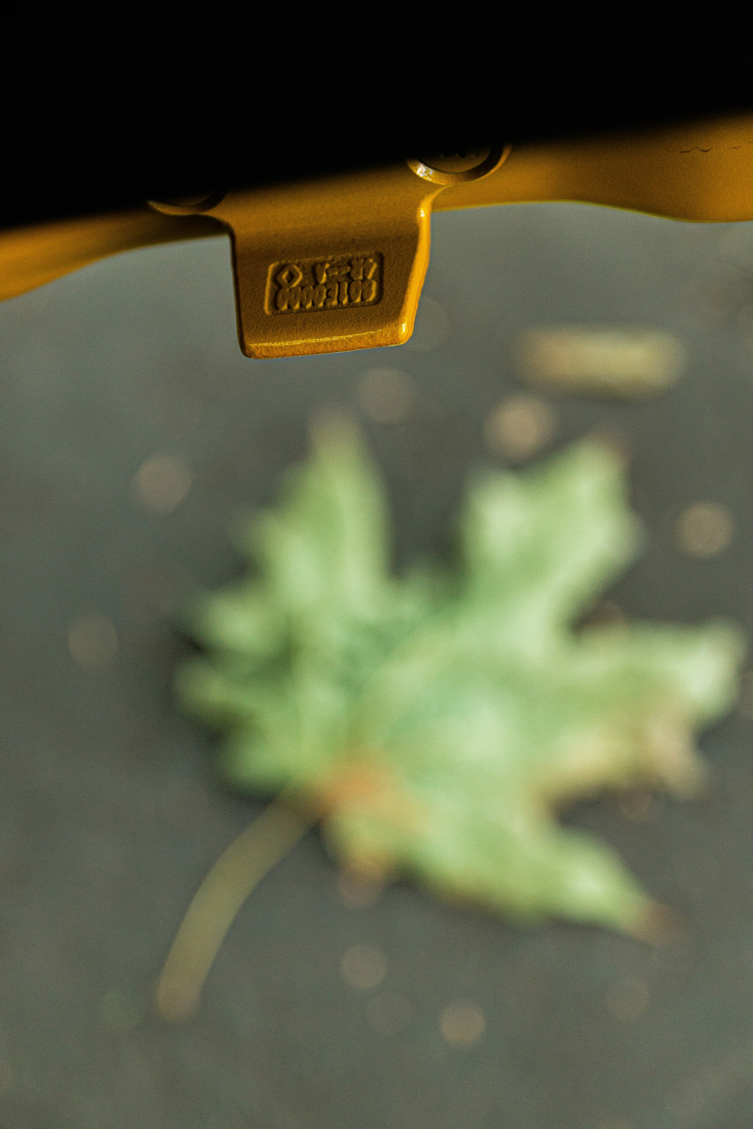 Спортивный хэтчбэк ездит по улицам Москвы. Жуков Илья  свадебный фотограф в Москве