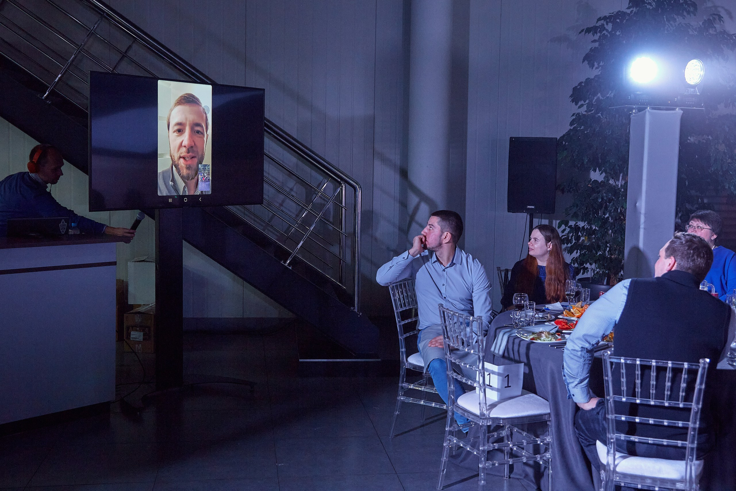 Транс-Инвест / Новогодний корпоратив на территории автосалона. Антон Артюшин, портретный фотограф. Москва