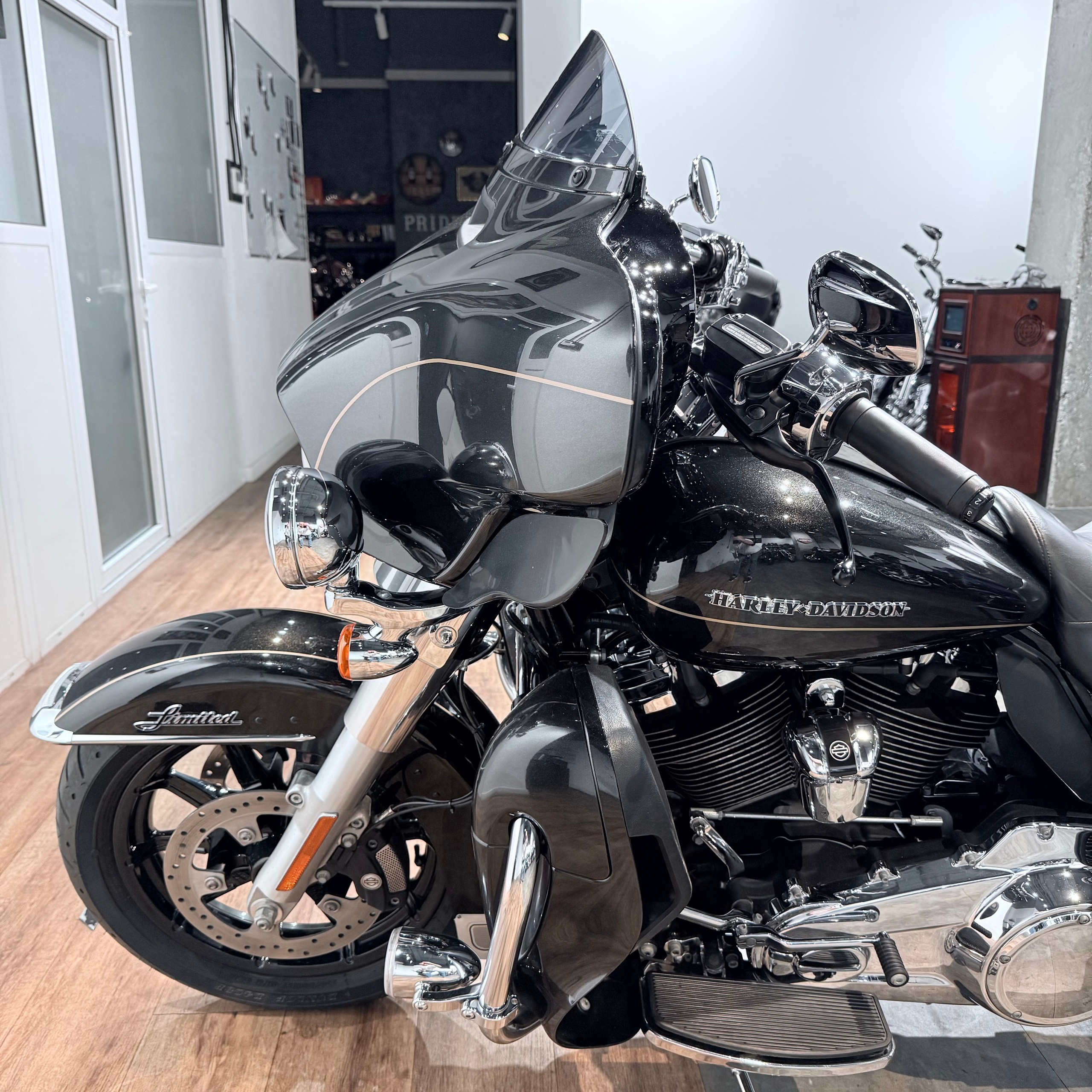 Купить Harley-Davidson 2017 Electra Glide Limited (Black Tempest) (Touring) — подробнее на сайте. Hello Davidson, Москва. Только хорошие мотоциклы…