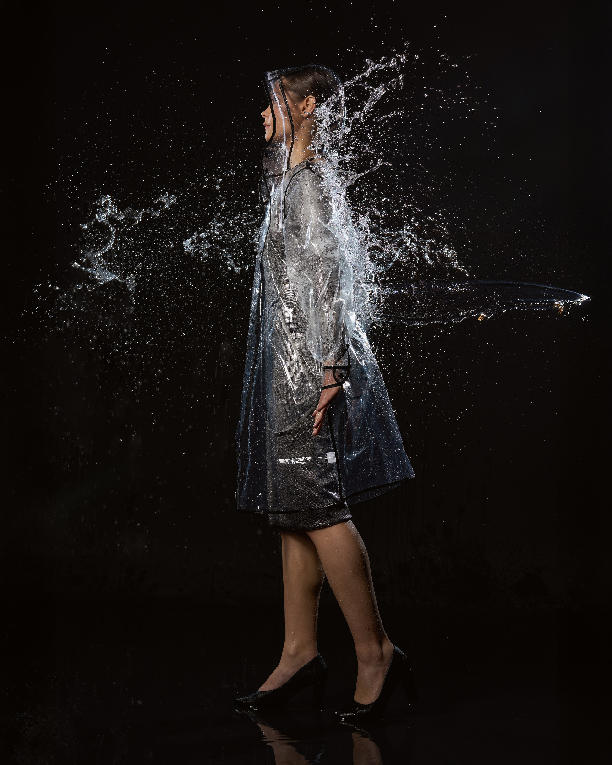 Аквафотосессия на черном фоне