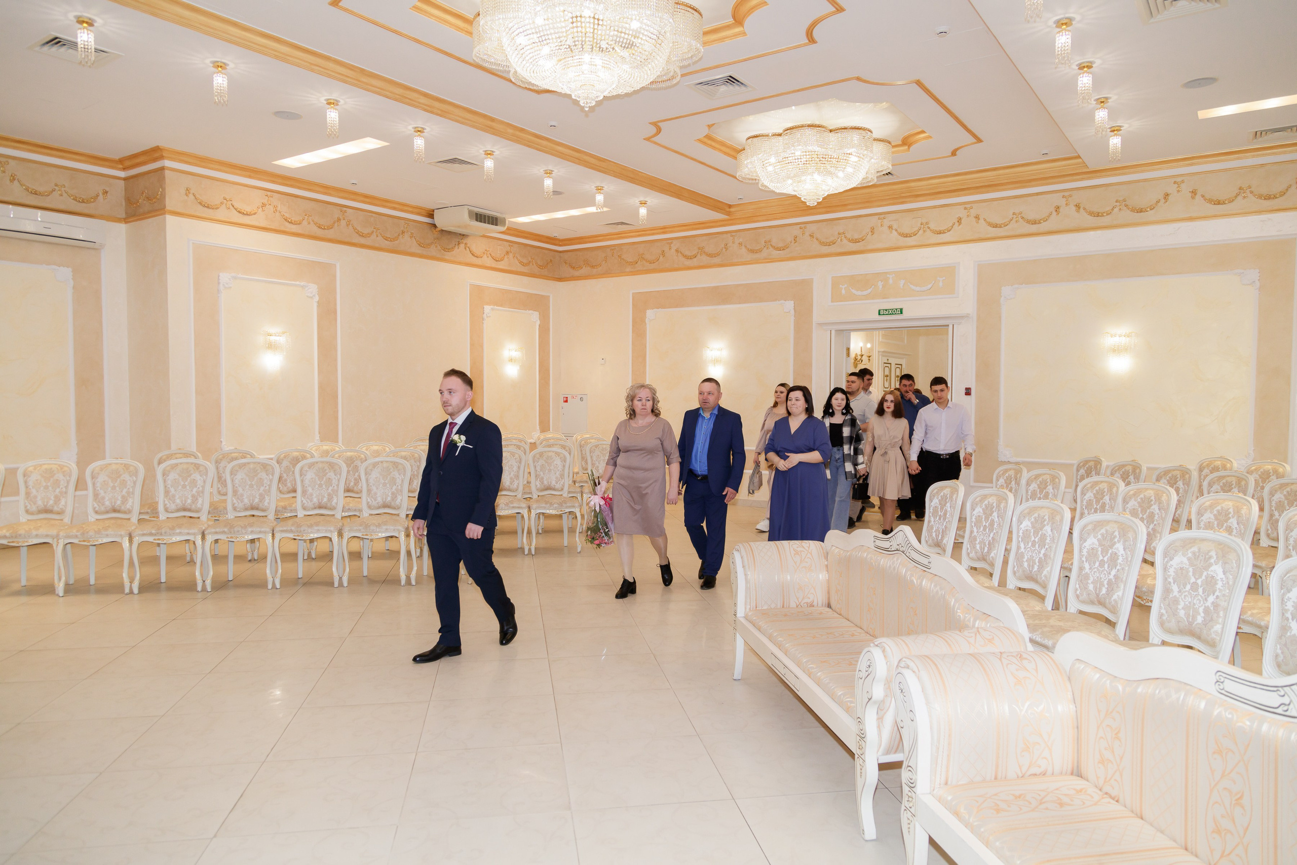 Жених с гостями проходит в зал торжественной регистрации брака
