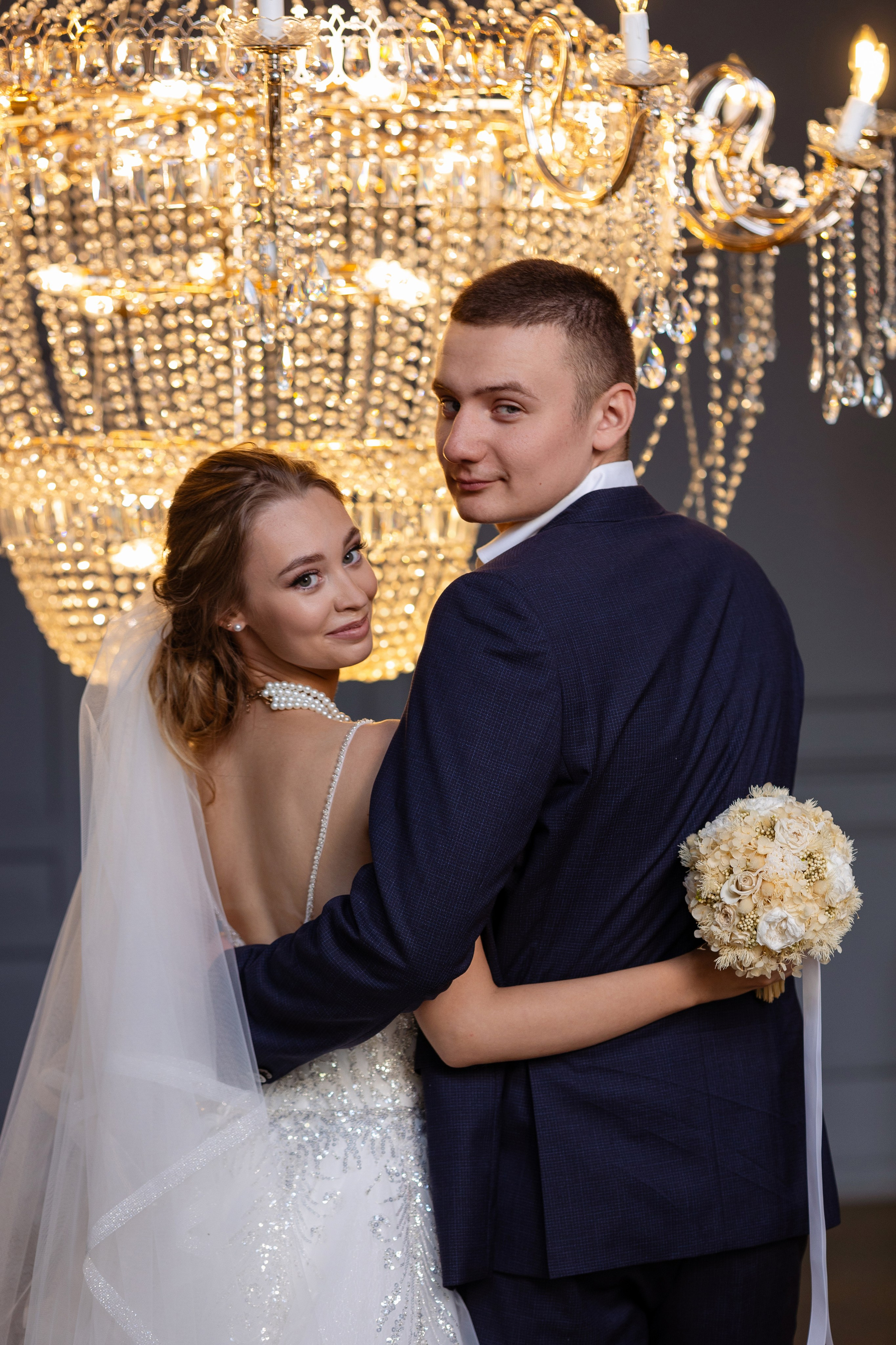 На портрете молодые в пол оборота смотрят в объектив.