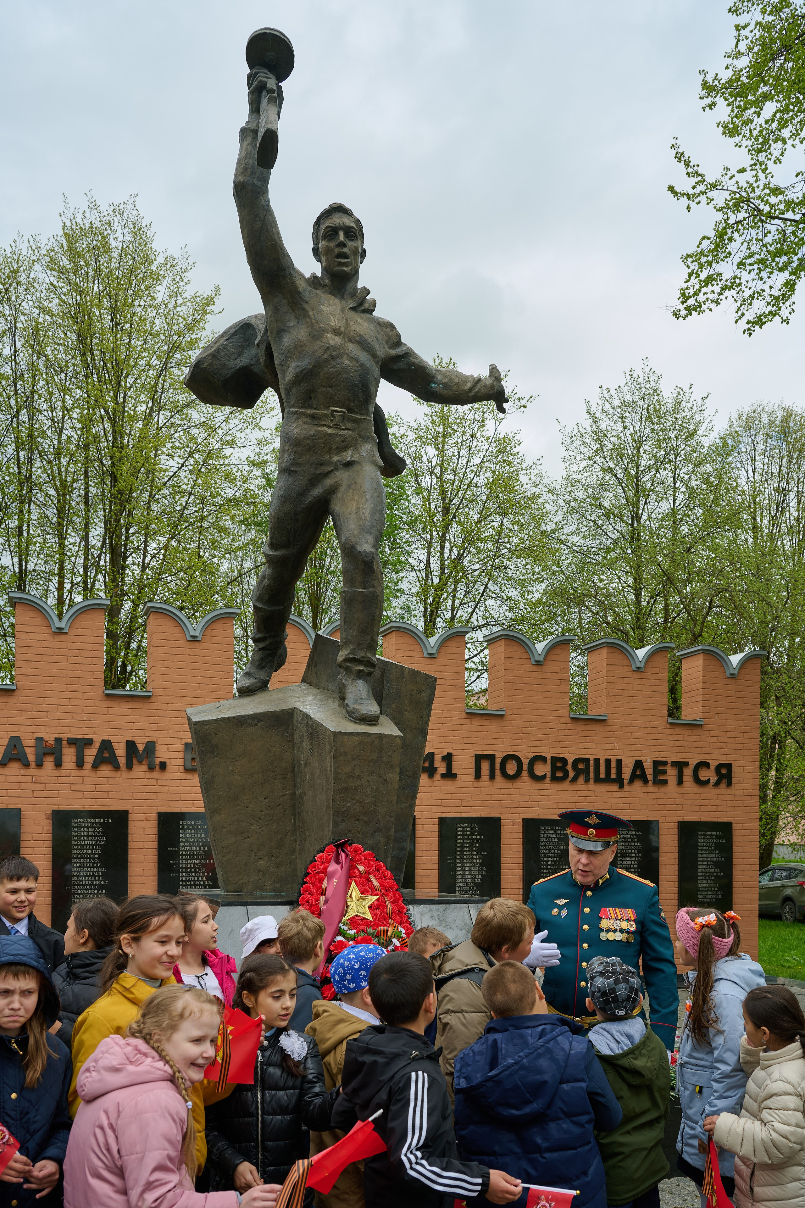 Памяти подвигу Кремлевских курсантов. Ярополец. Фотограф Роман Адлер