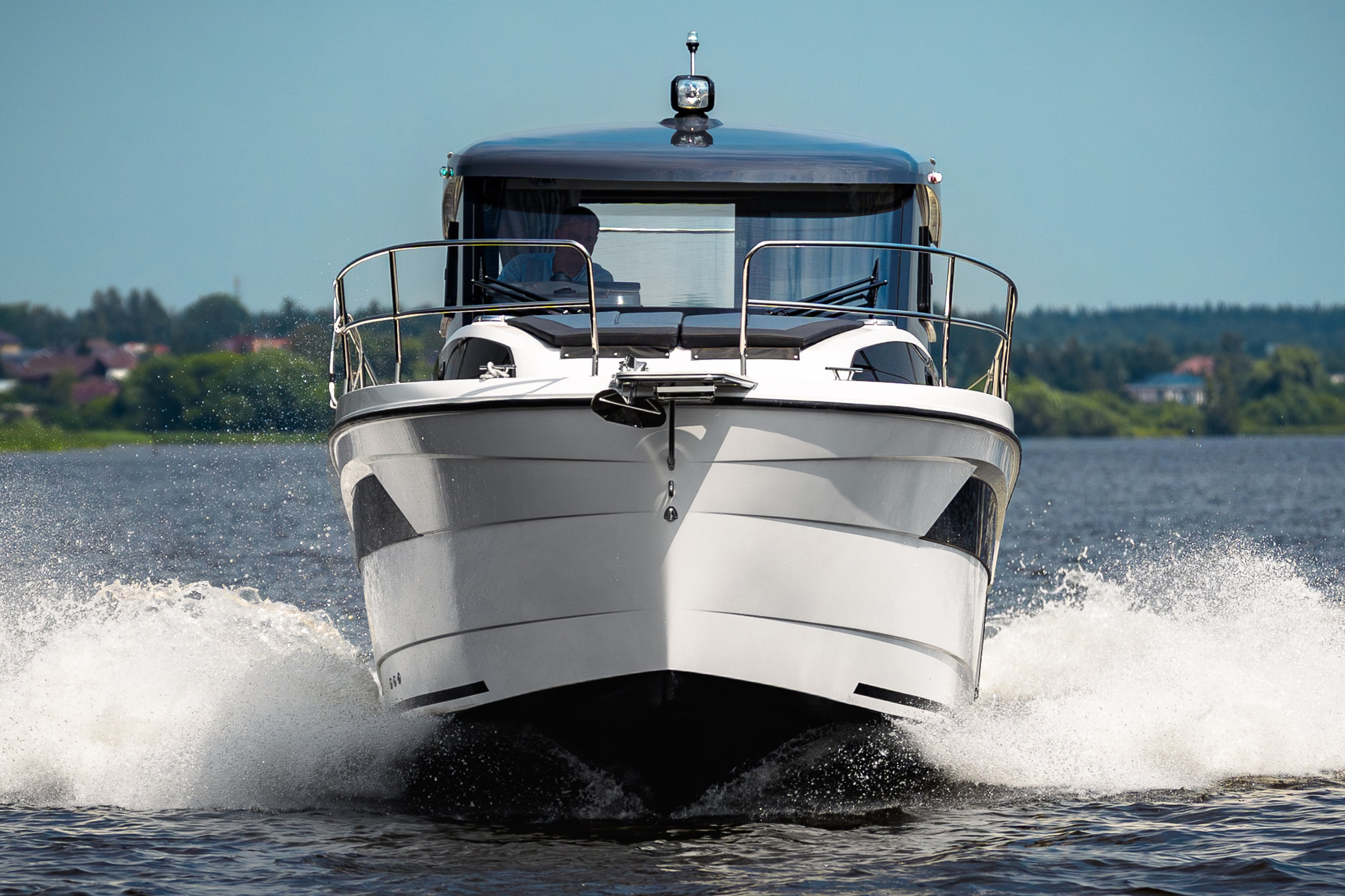 Крупный фронтальный ракурс Nautic 880 в движении, фотосъёмка корпуса, рубки и брызг
