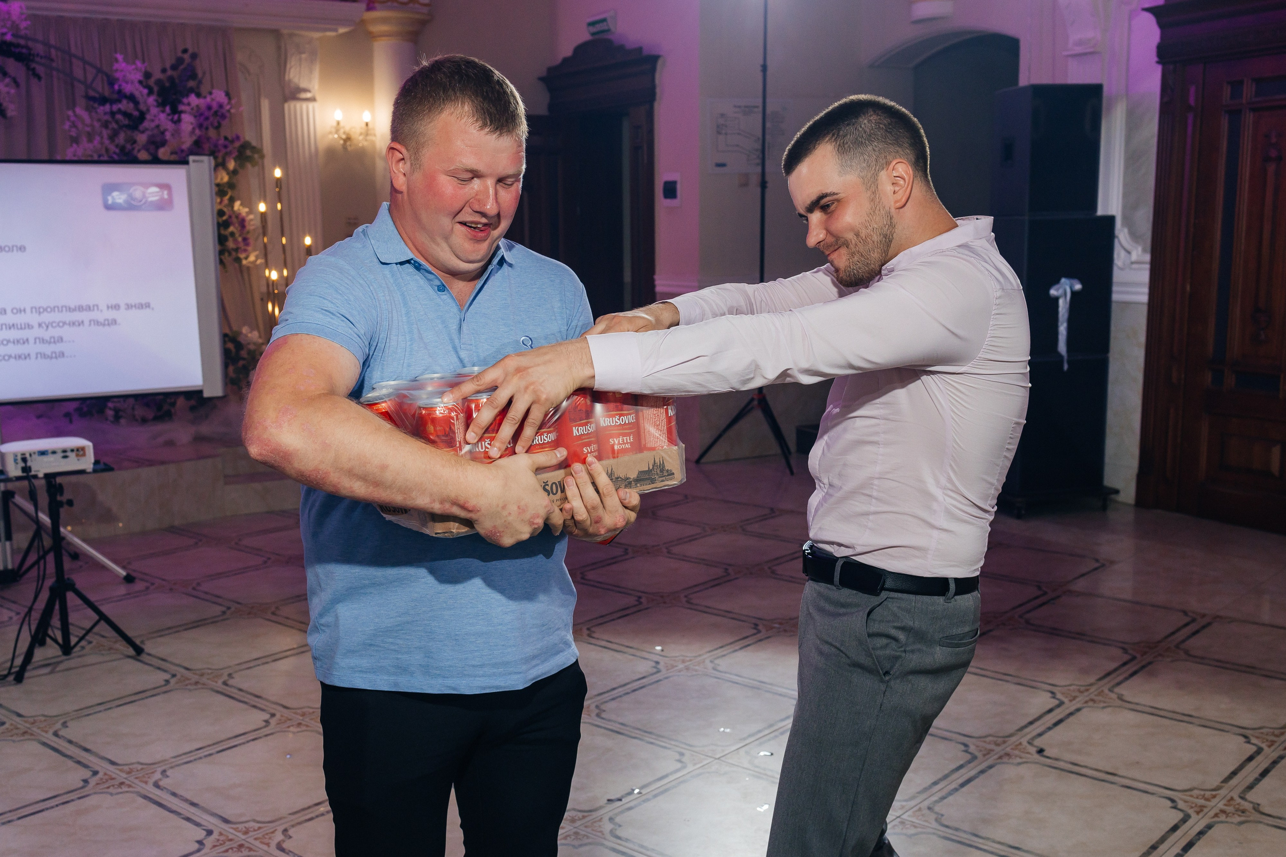 Трогательная выездная церемония в уютном ресторане. Олег Сверчков | Свадебный фотограф Вологда