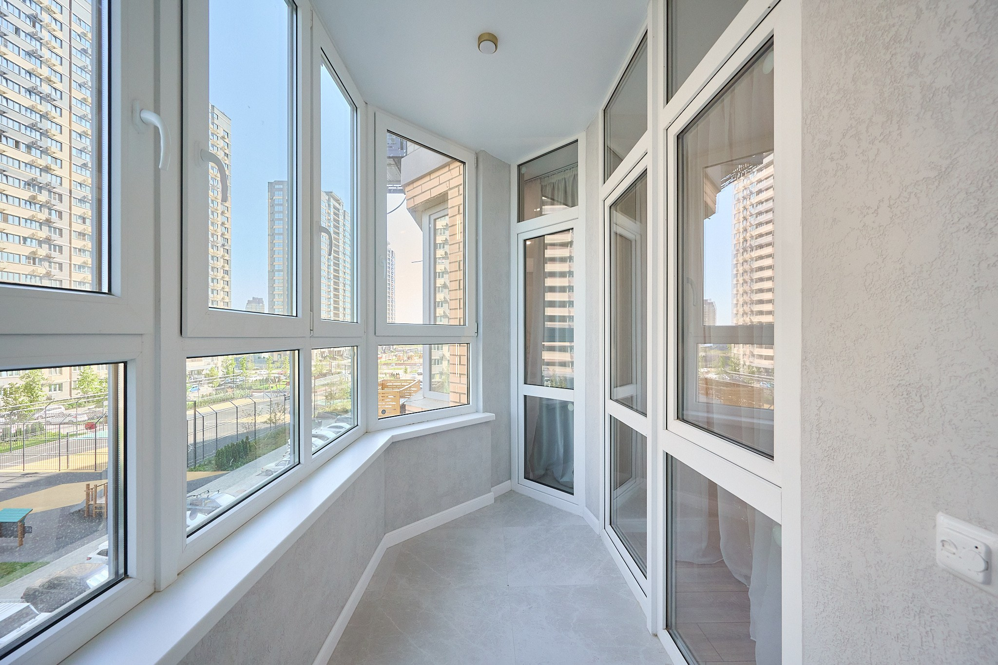 балкон светлые стены и пол панорамные окна 