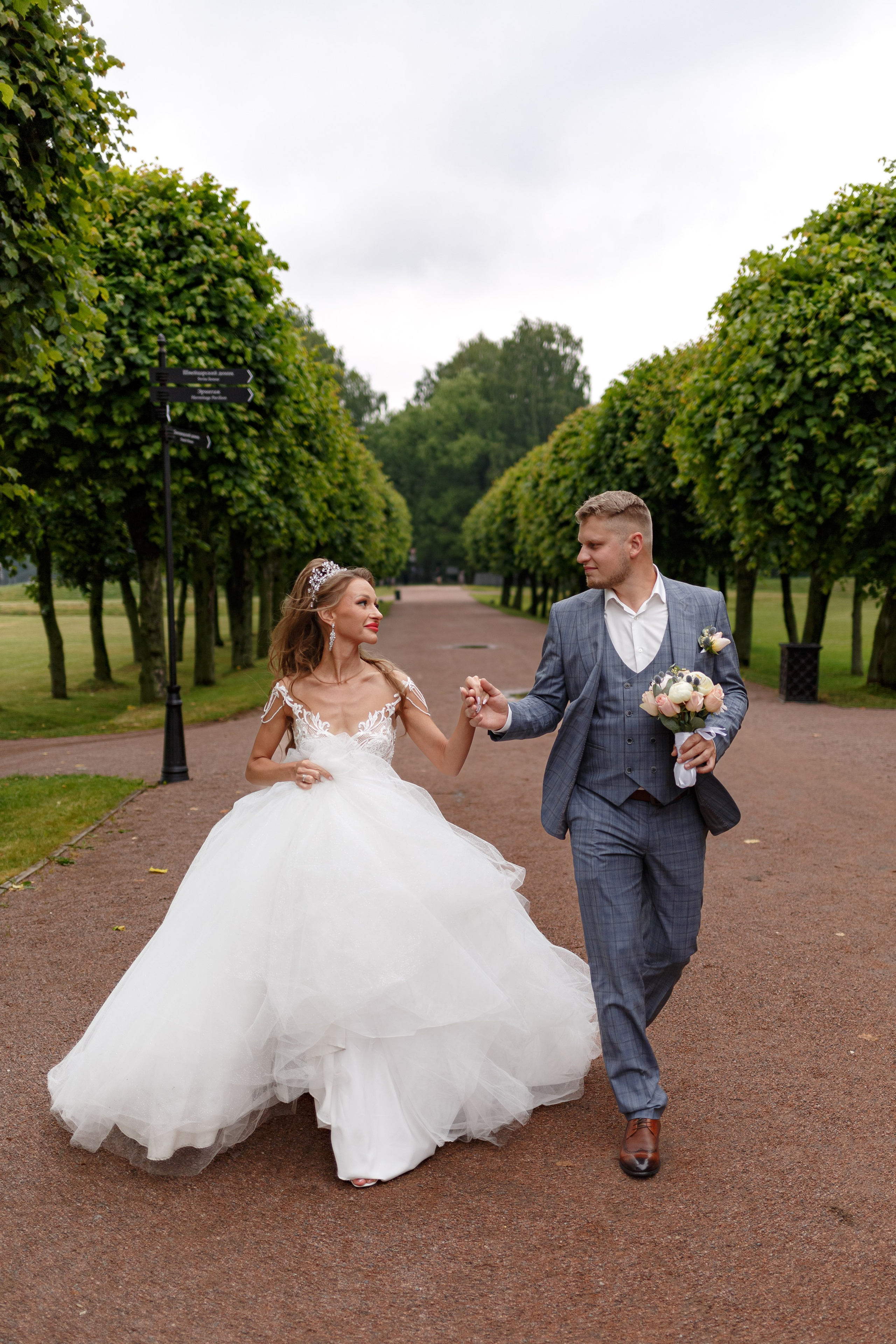 Свадебная фотосессия в усадьбе Кусково. Свадебный фотограф Москва и МО Сергей Киржаев