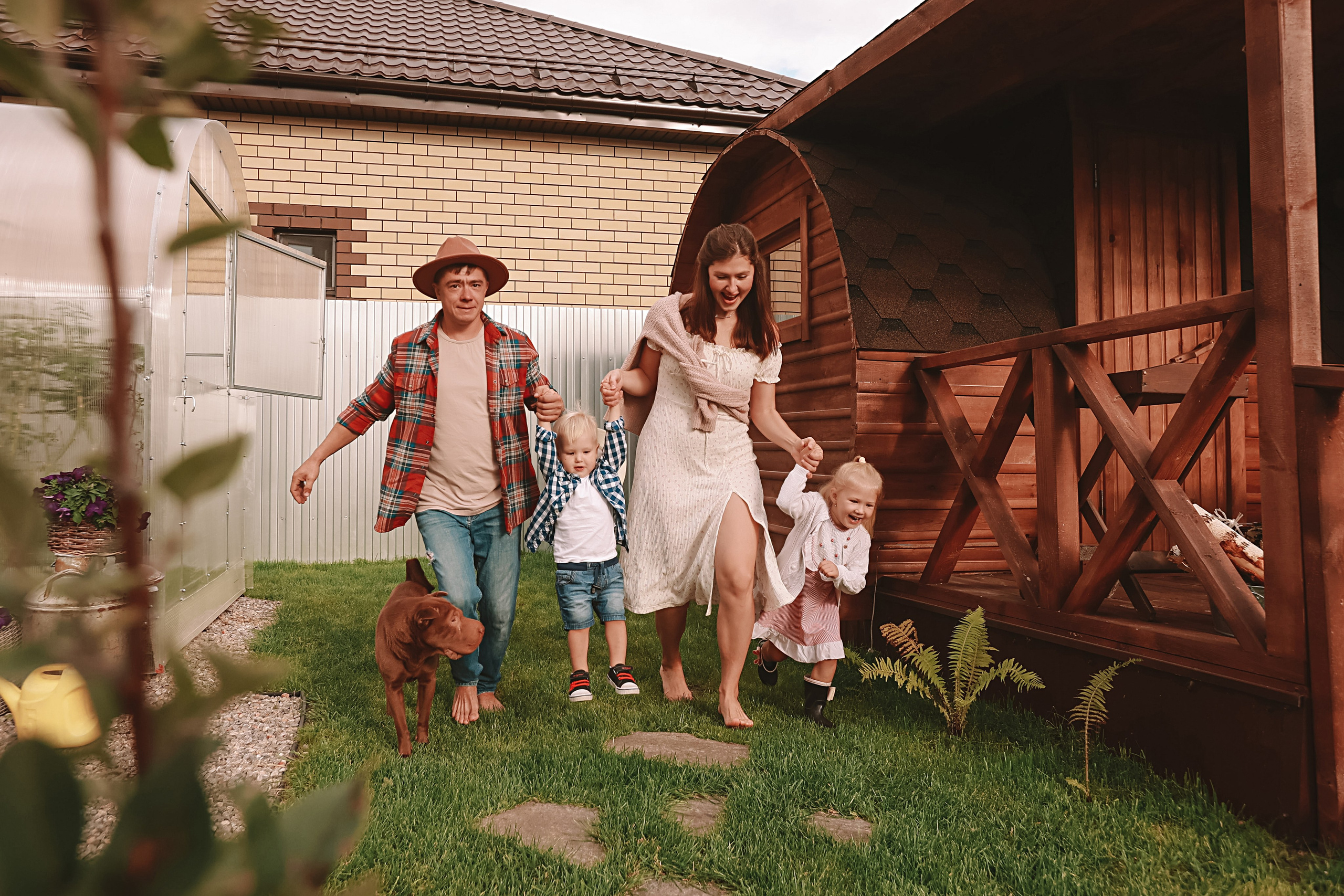 У дома. Семейный фотограф Тюмень, фотограф на роды Салмина Мария