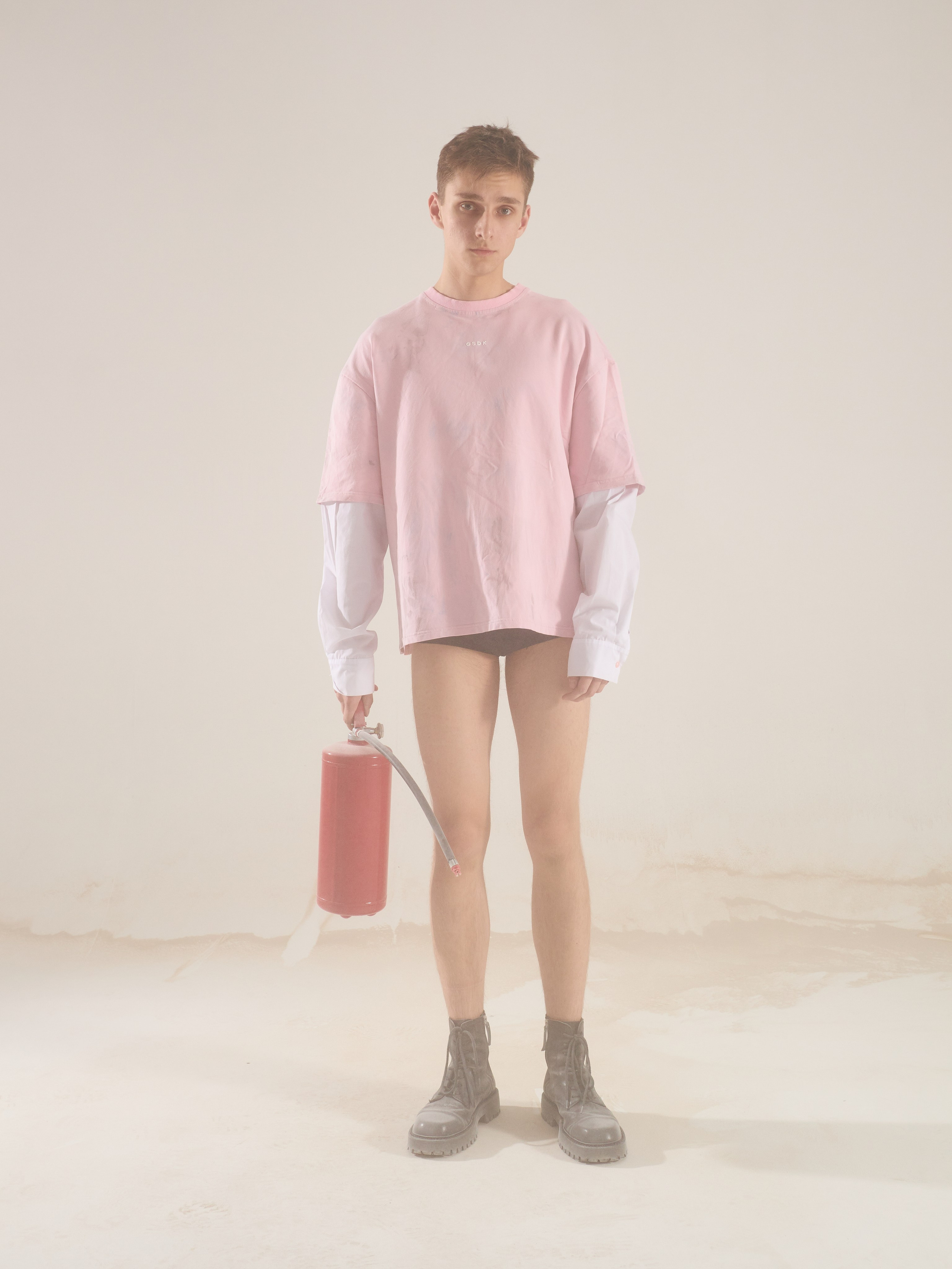 Ищете подрядчика на съемку одежды? Организуем предметную фотосессию в студии Москвы силами фотографа