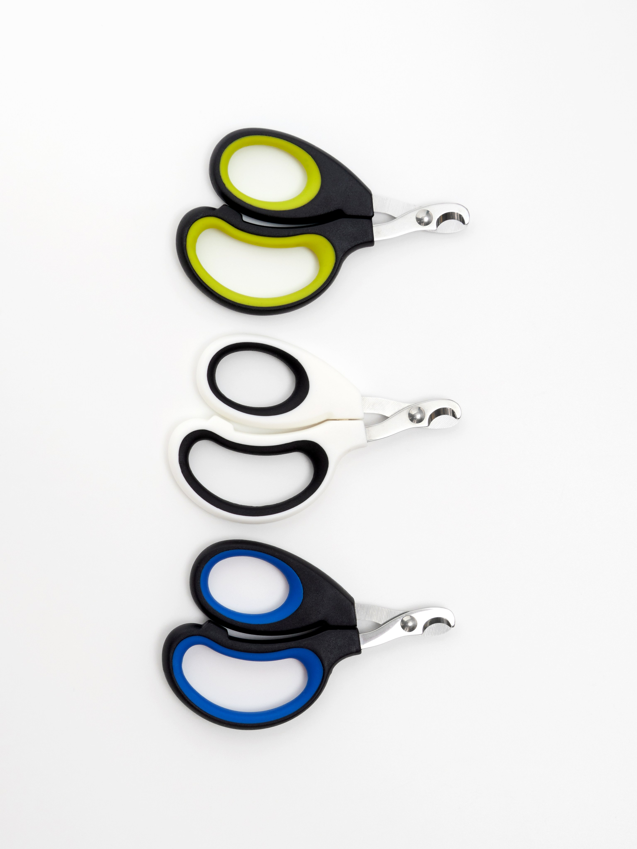 Предметная фотосъёмка белого, черного, зеленого, синего когтереза для животных на белом фоне под инфографику для маркетплейсов