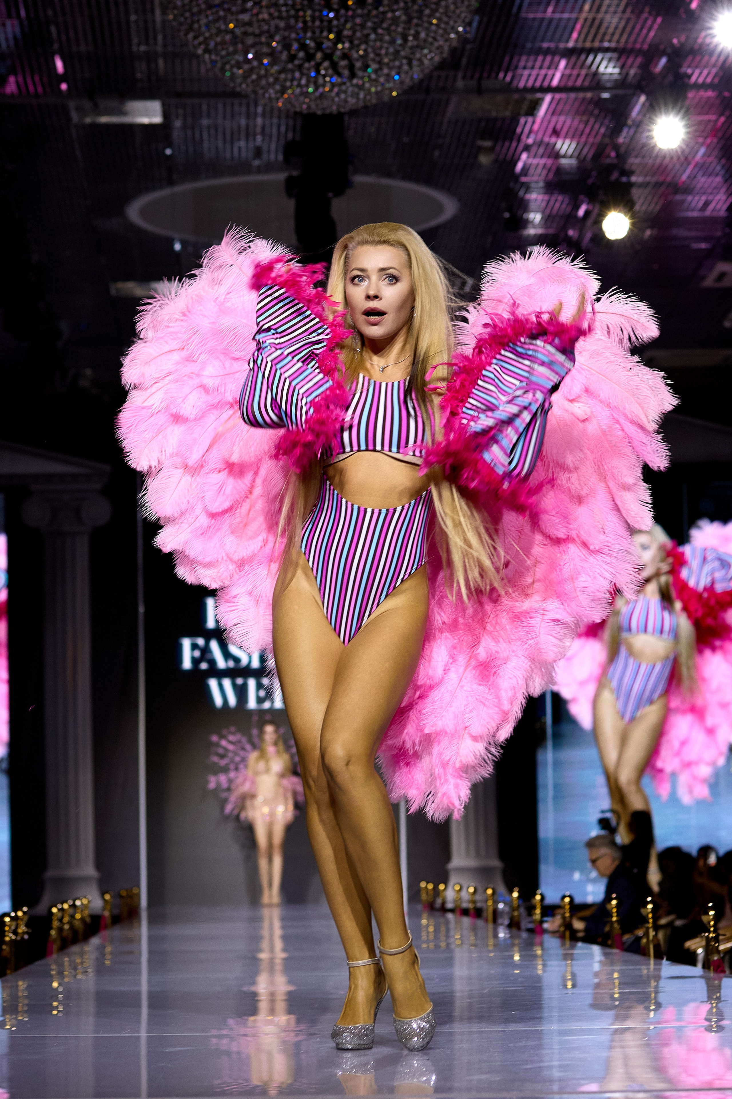 Показ в стиле Victoria's Secret | Ювелирная неделя моды «Эстет»