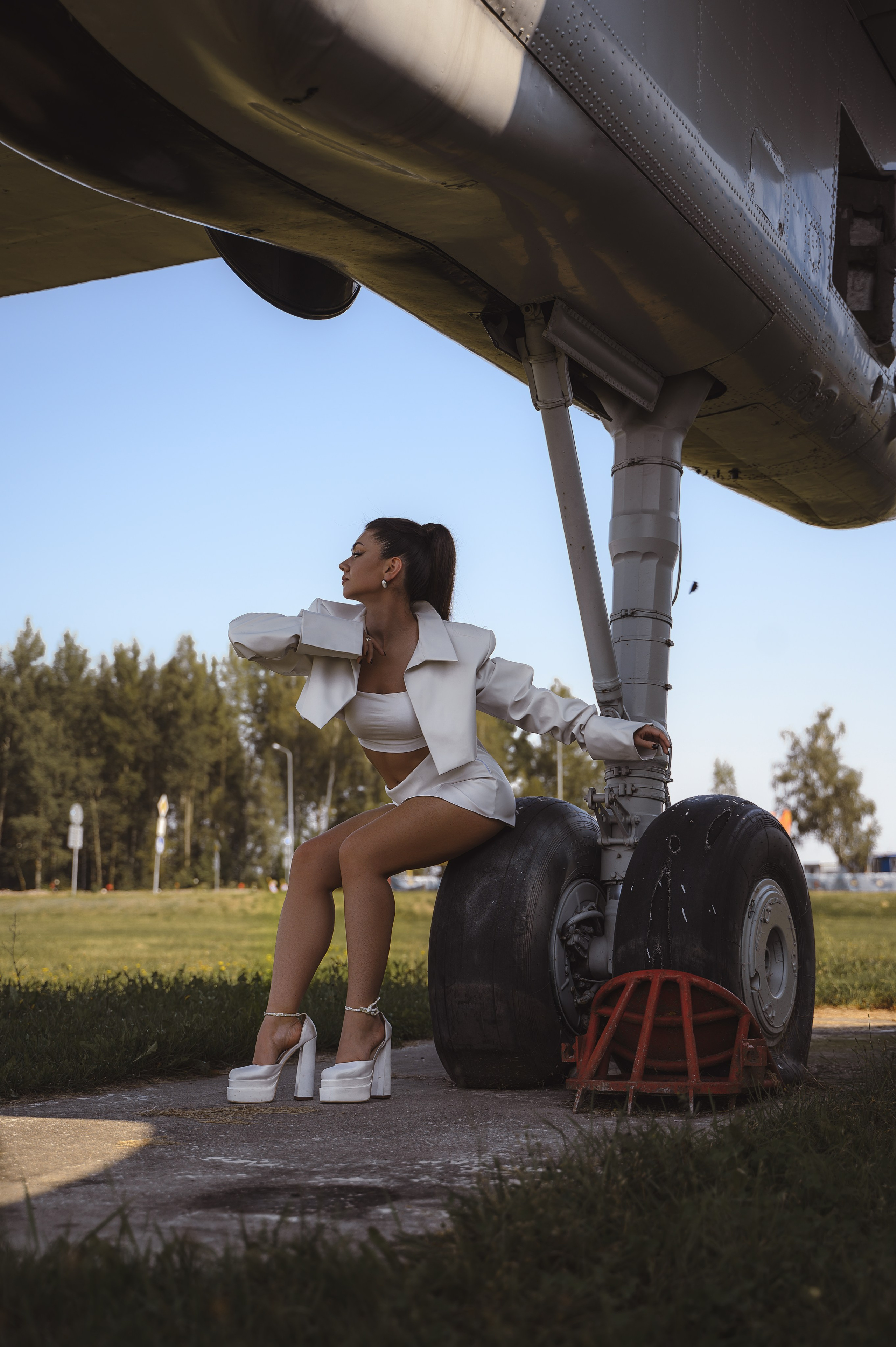 индивидуальная фотосессия, фотограф Минск, фотосессия с самолетом, фотограф Беларусь, фотосессия в аэропорту, съемка с самолетом, экспресс фотоессия, стилизация съемки, фотограф Ольга Шаповалова, пакеты для съемки, индивидуальная съемка, портрет, женский портрет 