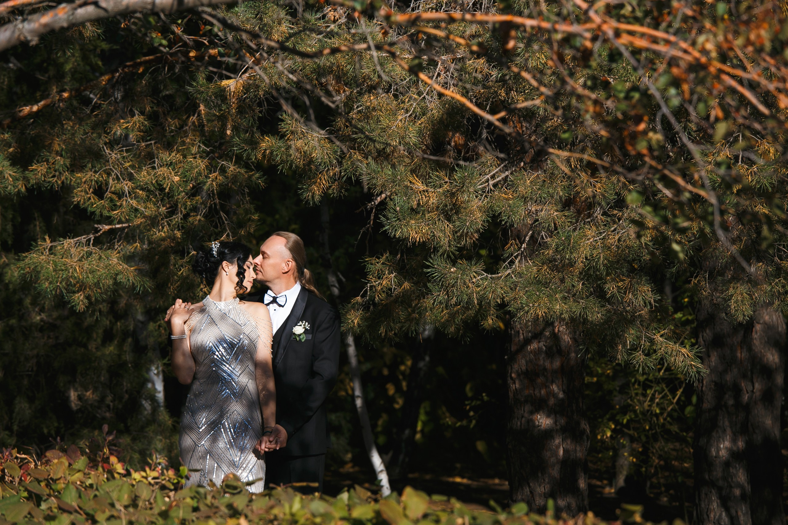 Ксения и Александр: поженились и погуляли в парке санатория Горная поляна. Событийный фотограф Максим Бескоровайновнов