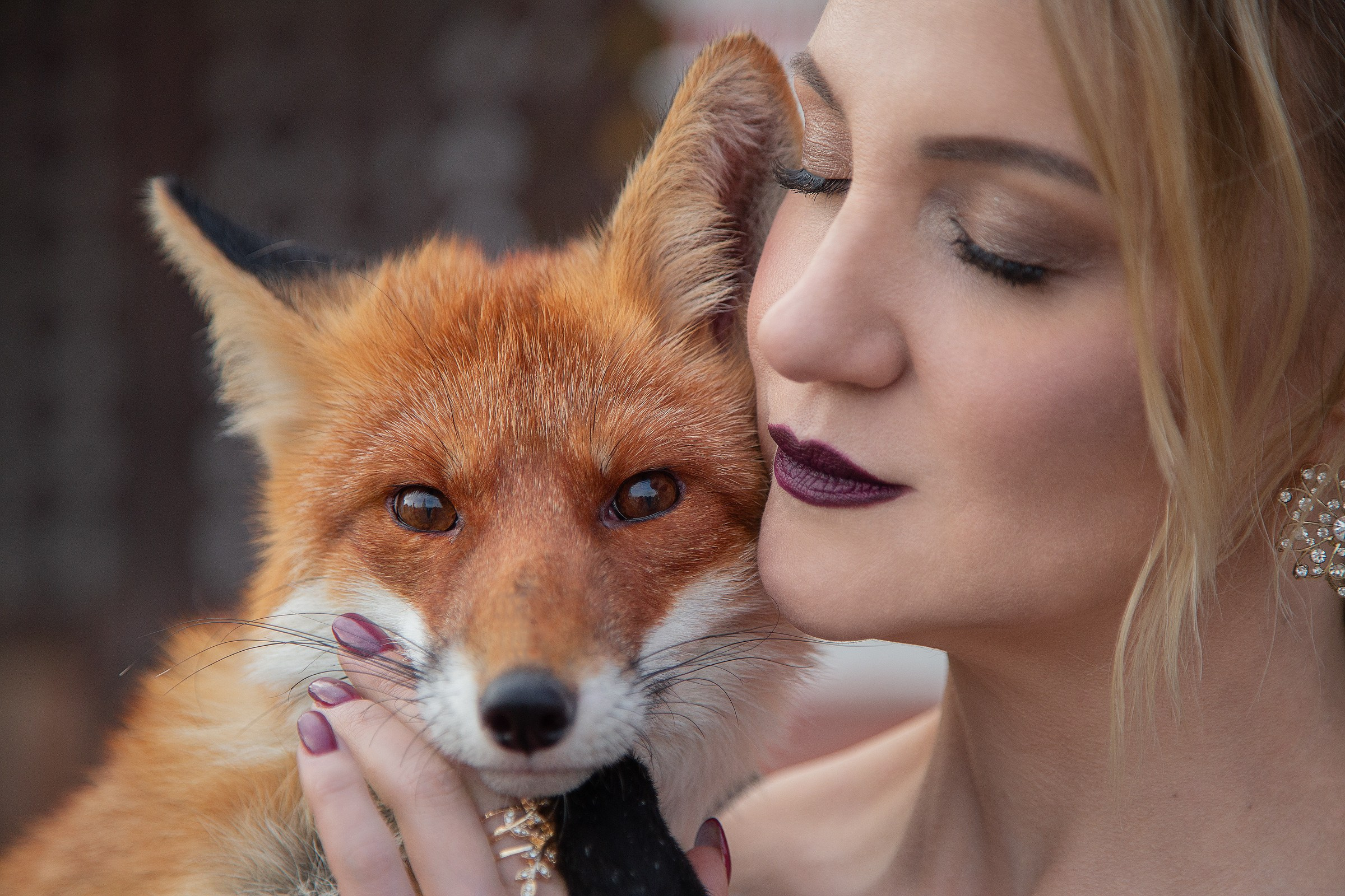 Женский портрет с лисой — необычная съемка с контактным животным | Фотограф Анна Татаурова. Фотограф Анна Татаурова | Авторская фотосъемка в Москве