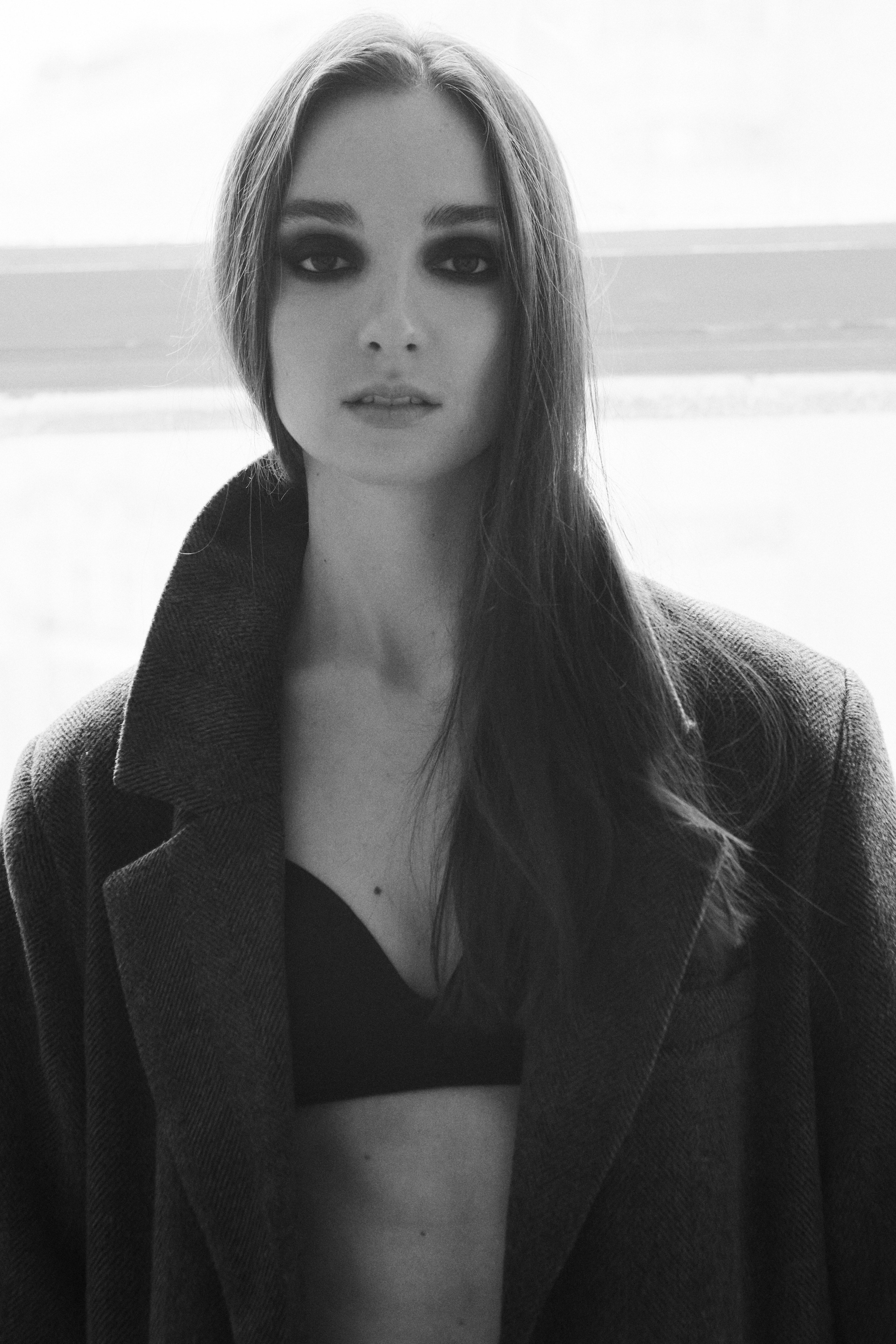 Портретный фотограф в Москве Калагина Светлана. Профессиональная фотосессия в студии для девушки. Классический чено-белый женский портрет