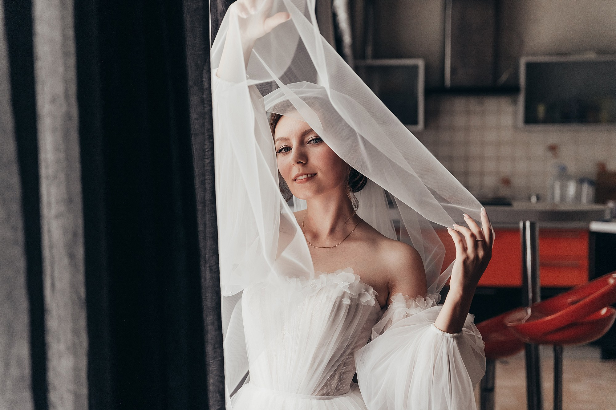 у окна невеста