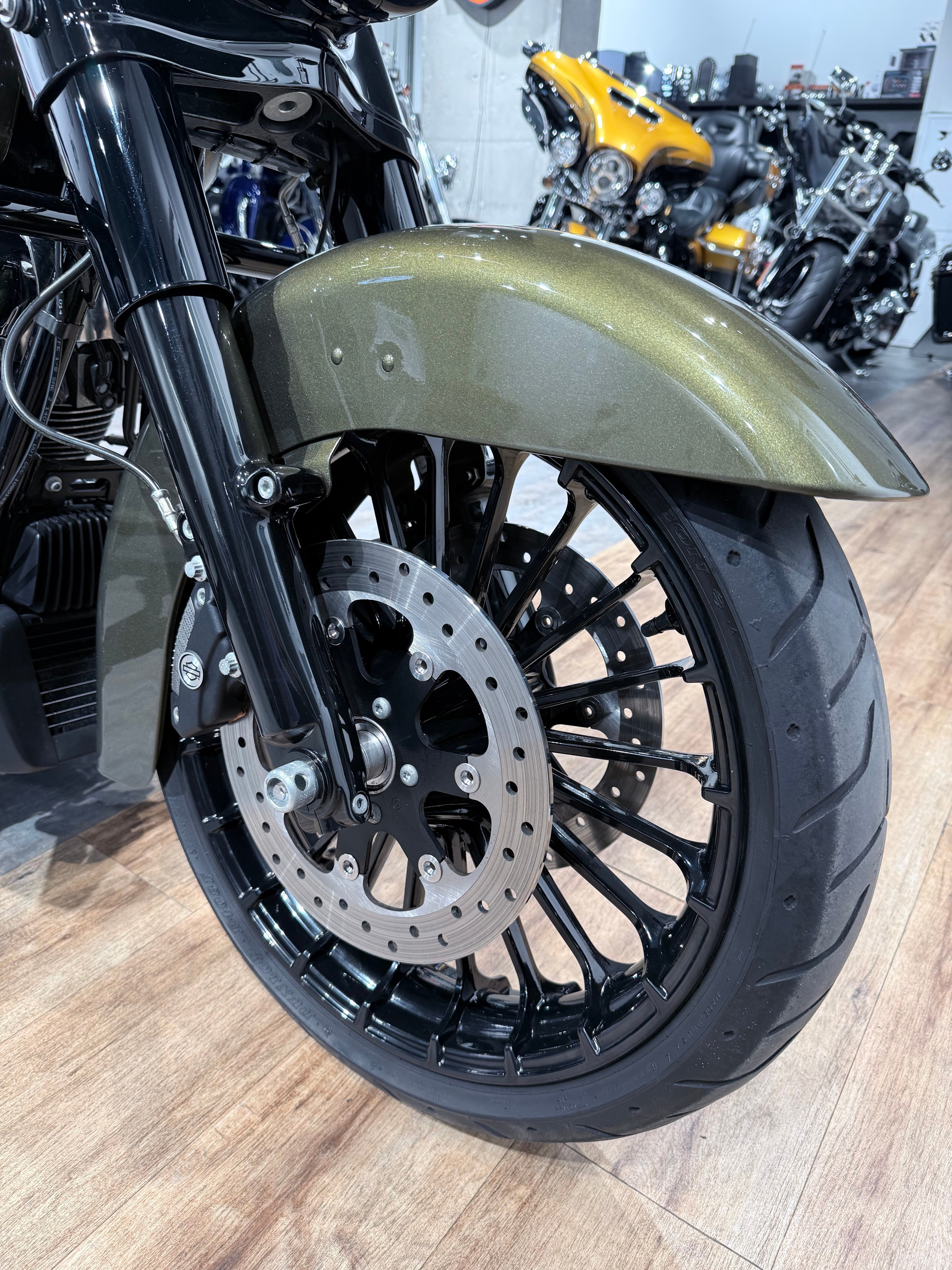 Купить Harley-Davidson 2017 Road King (Olive Gold) (Touring) — подробнее на сайте. Hello Davidson, Москва. Только хорошие мотоциклы…