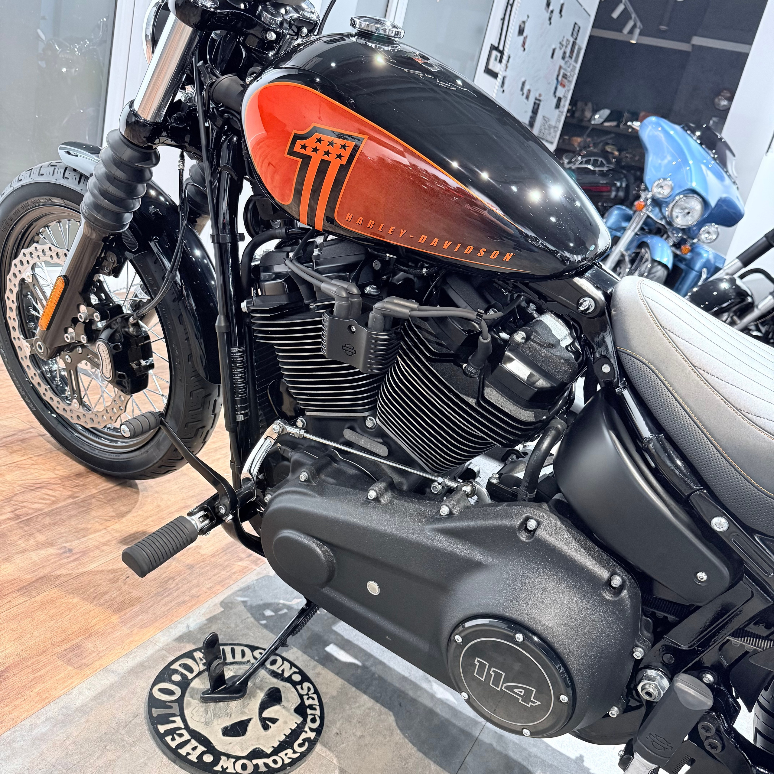 2021 Street Воb Вlack Ваjа Orаngе. Hello Davidson, Москва. Только хорошие мотоциклы…