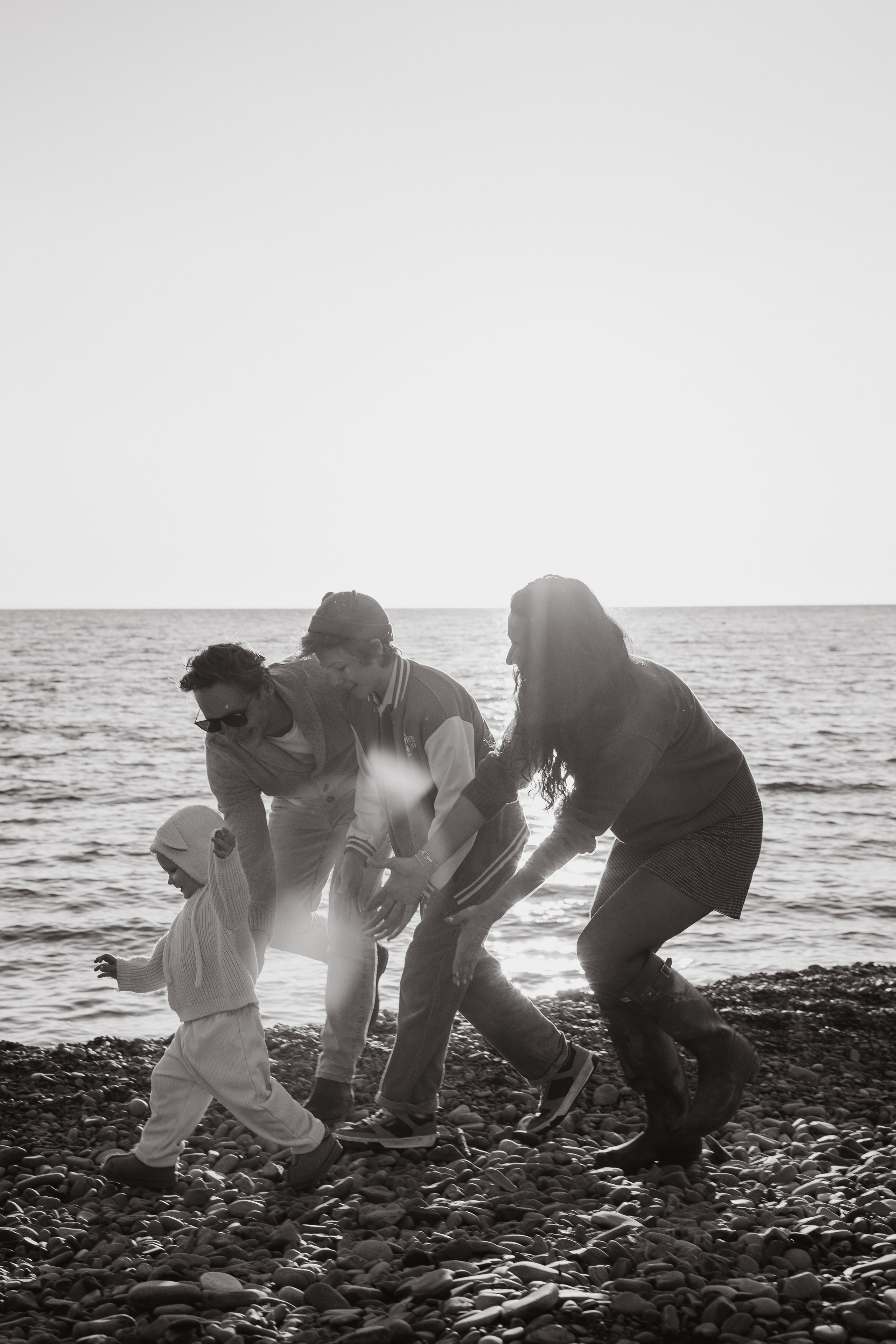 Семейные традиции — Родители и дети запускают кораблики на закате в тихой бухте