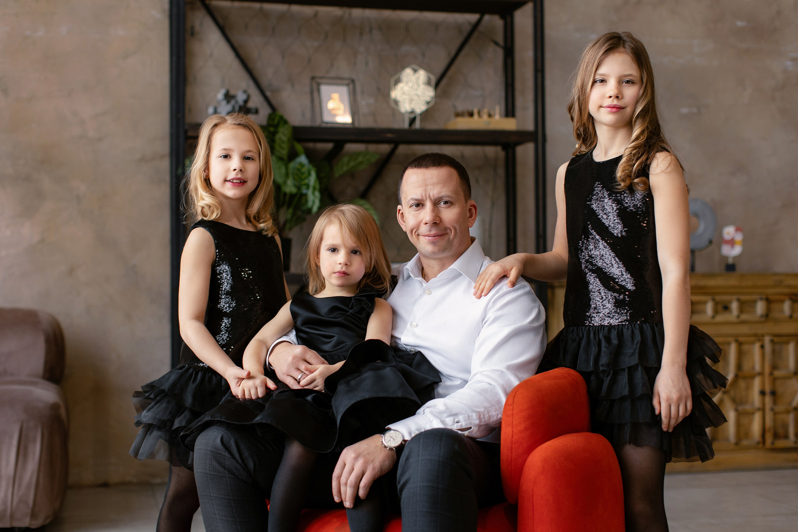 Семейная в интерьерной студии. Фотограф новорожденных, семейный фотограф в Санкт-Петербурге