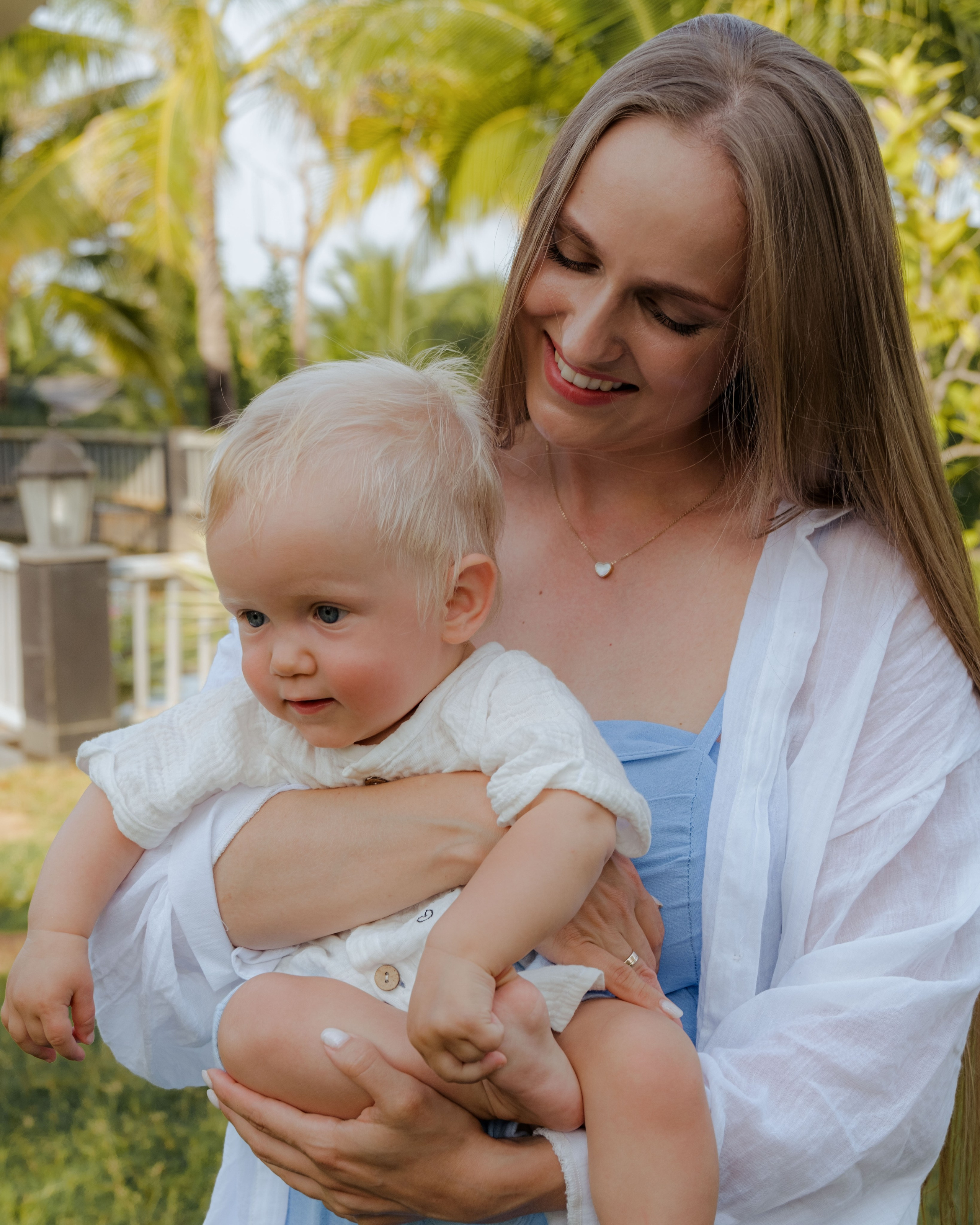 Mother and daughters. Portrait photographer Nha Trang | Julia Meshanina