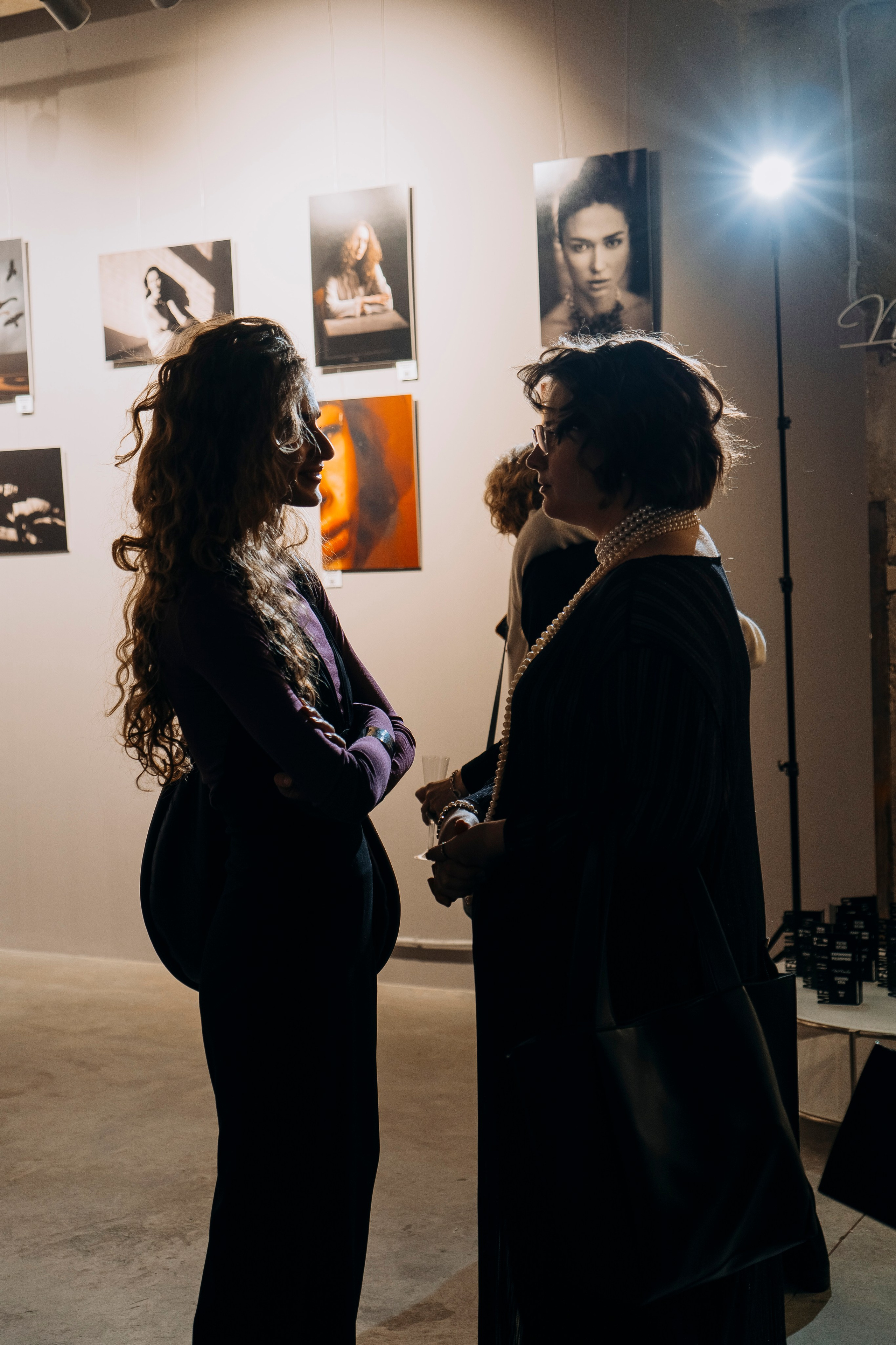 Вернисаж фотовыставки MFamilia «Гармония различий». Организация фотовыставок в Петербурге и Москве, MFamilia (МФамилия)