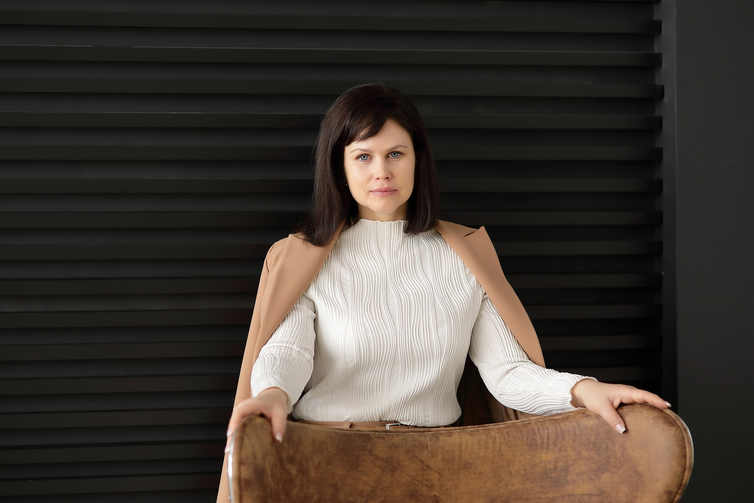 деловой портрет женщины на темном фоне