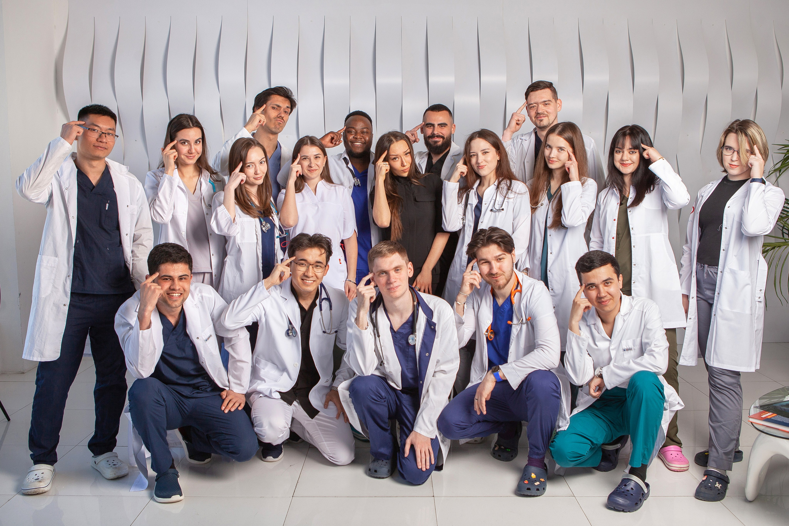 профессиональная фотосессия студентов медиков в халатах в фотостудии