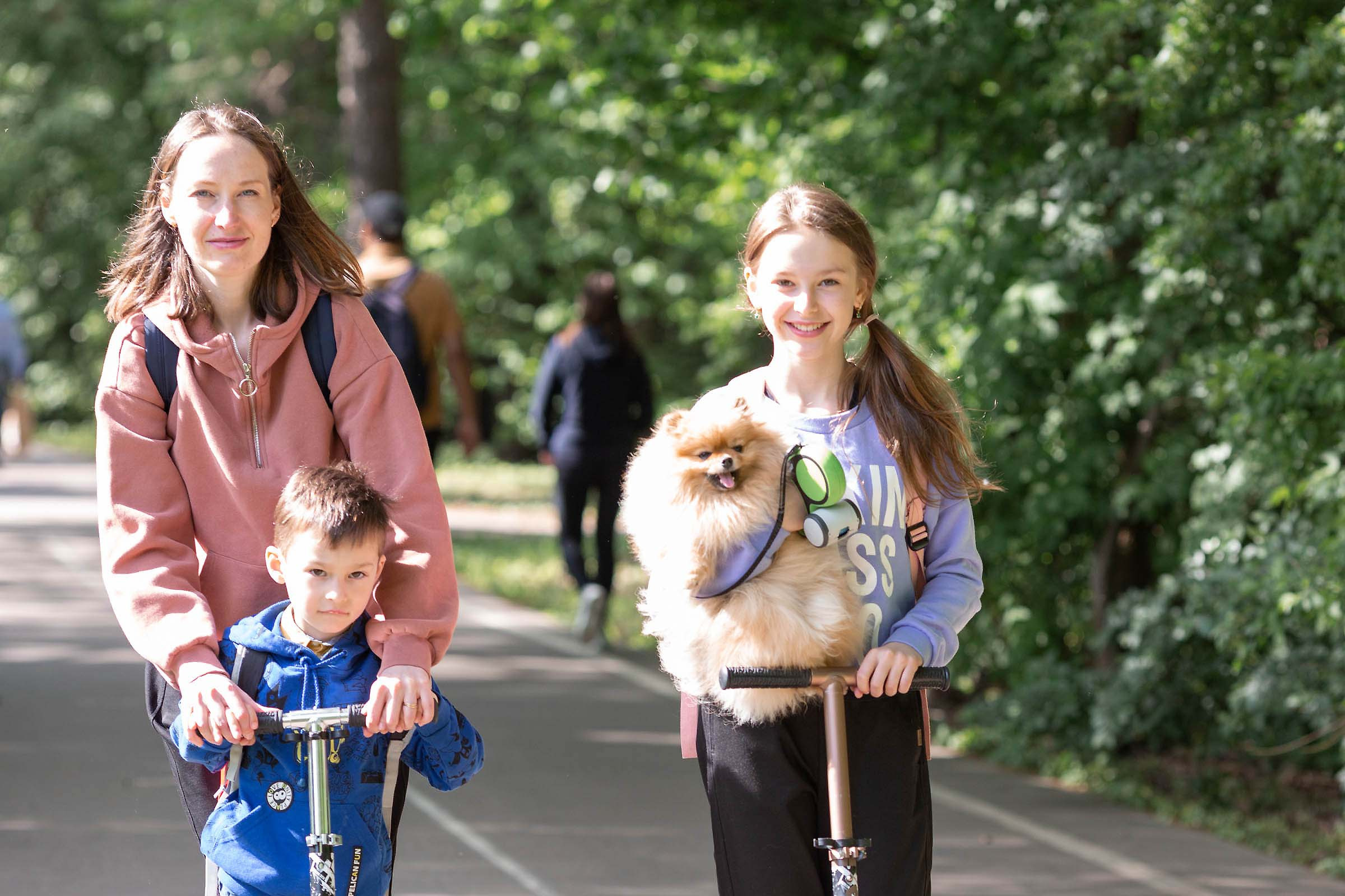 Семейная фотосессия в цветении. Свадебные фотографы в Москве: Денис и Елена Пройдовы