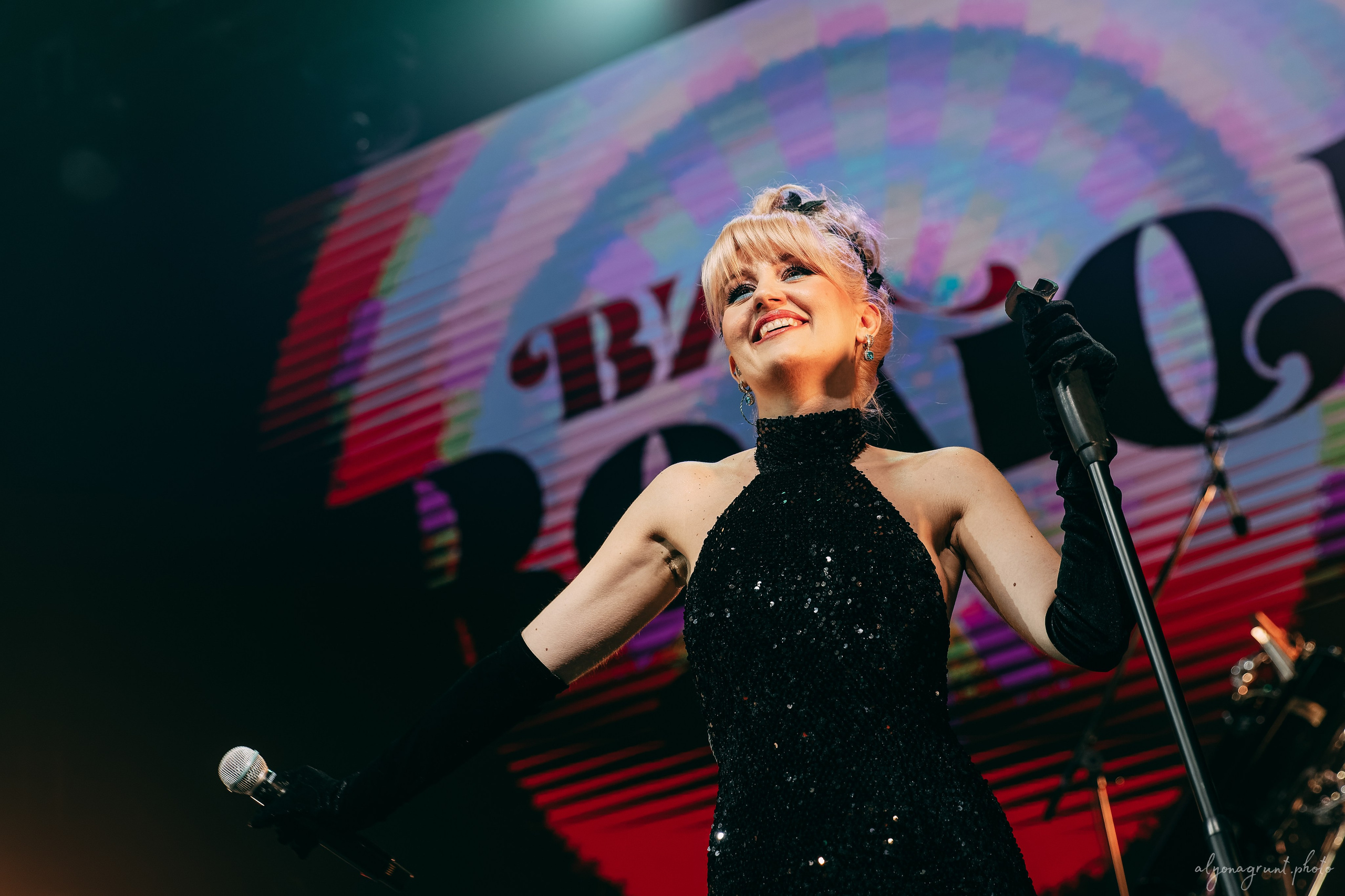 ВИА Велюр, фоторепортаж, СПб, BASE, 14.12.2025. Алена Адрианова: фотограф в Санкт-Петербурге