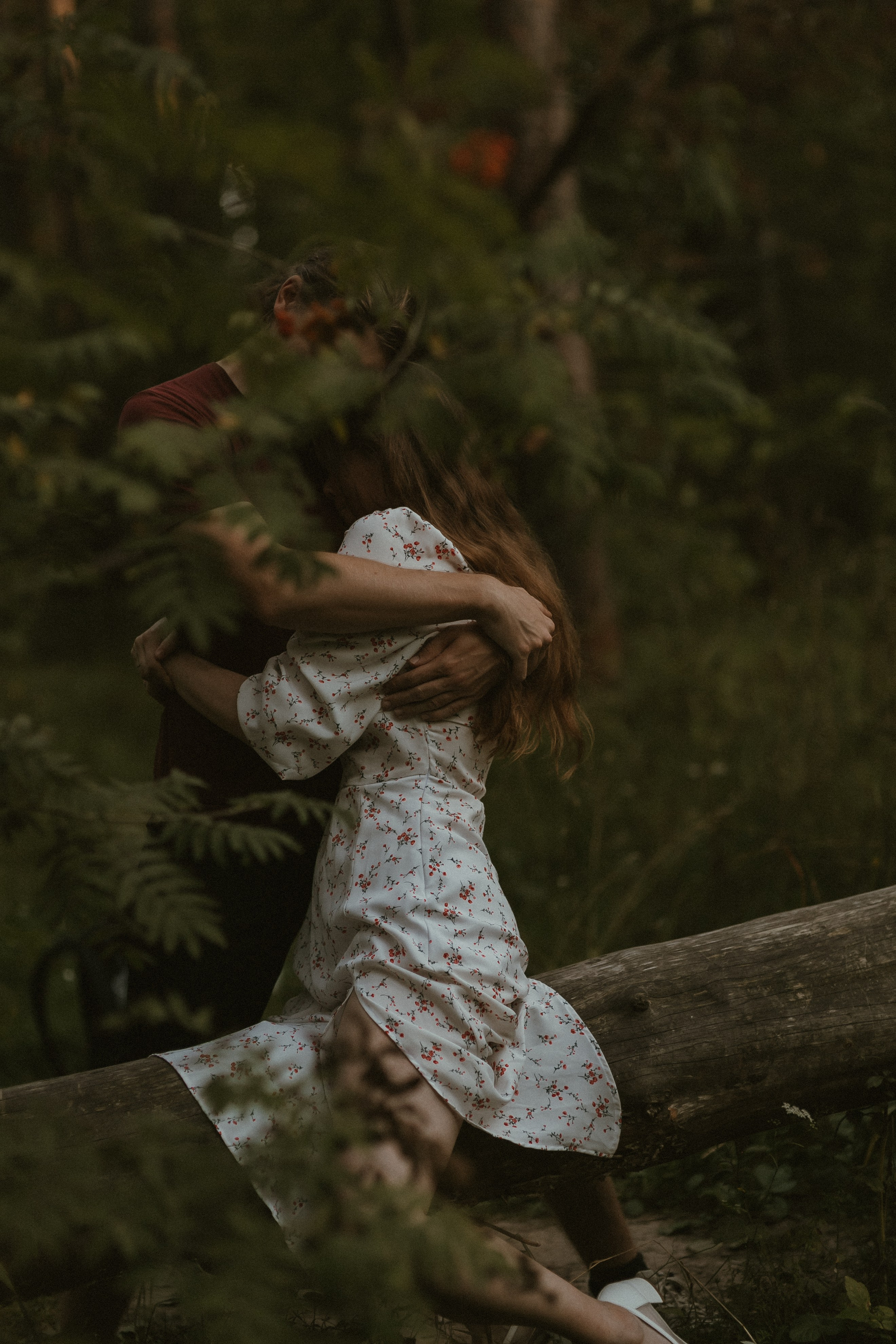 Атмосферная съемка Маши и Лёши в лесу наедине с природой. Свадебный и репортажный фотограф в Ярославле и Санкт-Петербурге Роман Микрюков