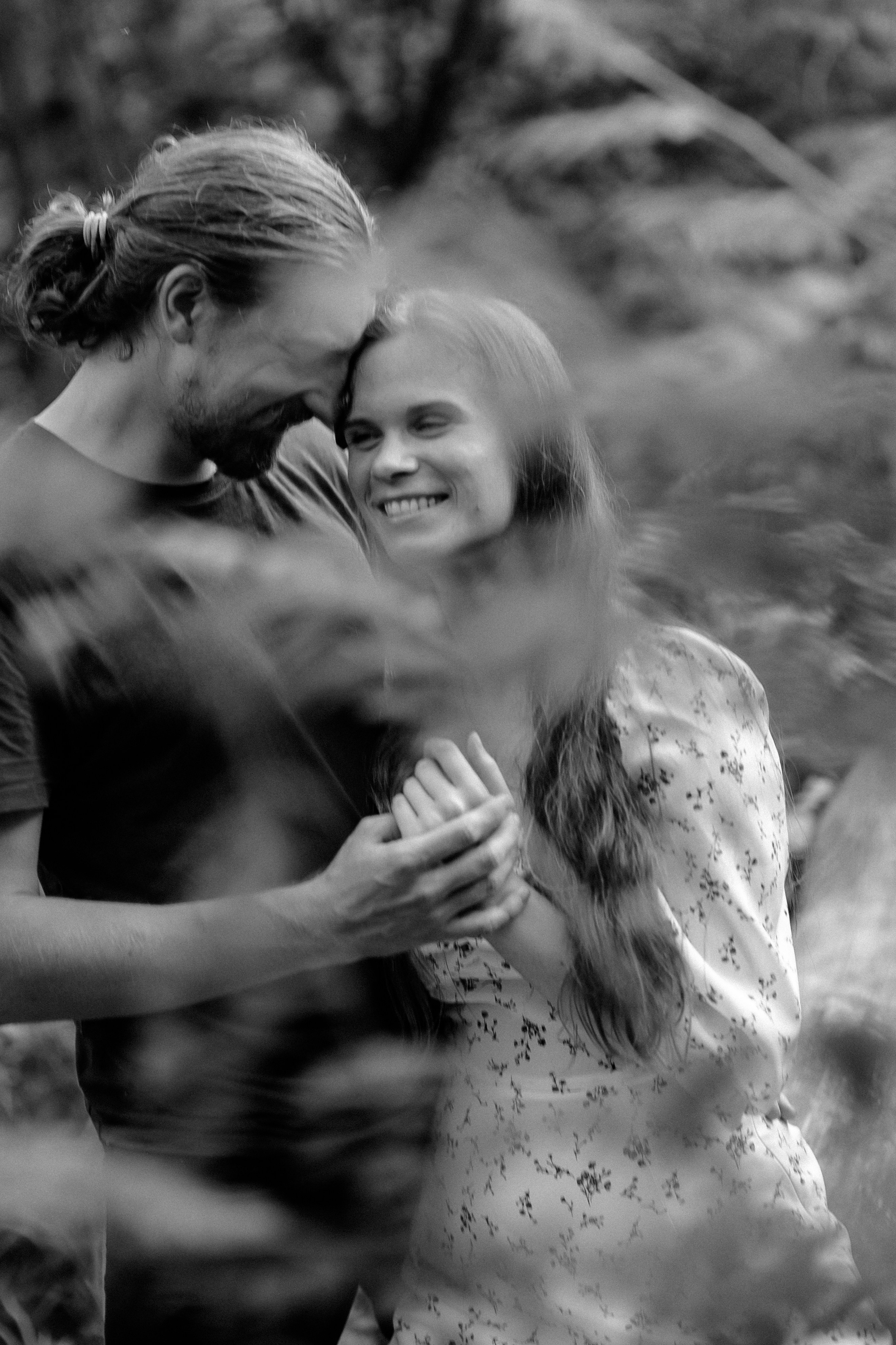 Атмосферная съемка Маши и Лёши в лесу наедине с природой. Свадебный и репортажный фотограф в Ярославле и Санкт-Петербурге Роман Микрюков