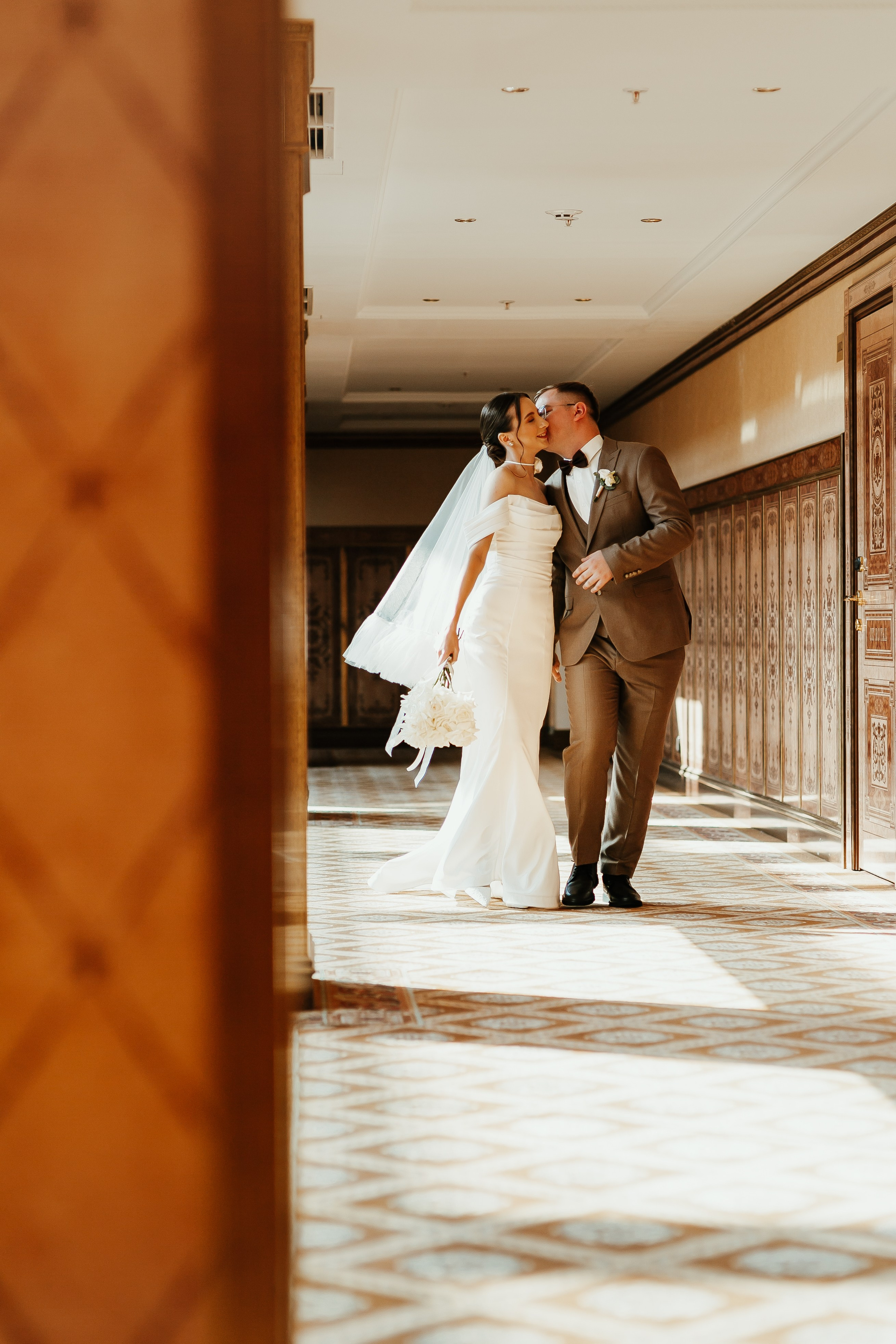 Свадебная осенняя фотосессия Ивана и Лидии в городе. Свадебный и репортажный фотограф в Ярославле и Санкт-Петербурге Роман Микрюков