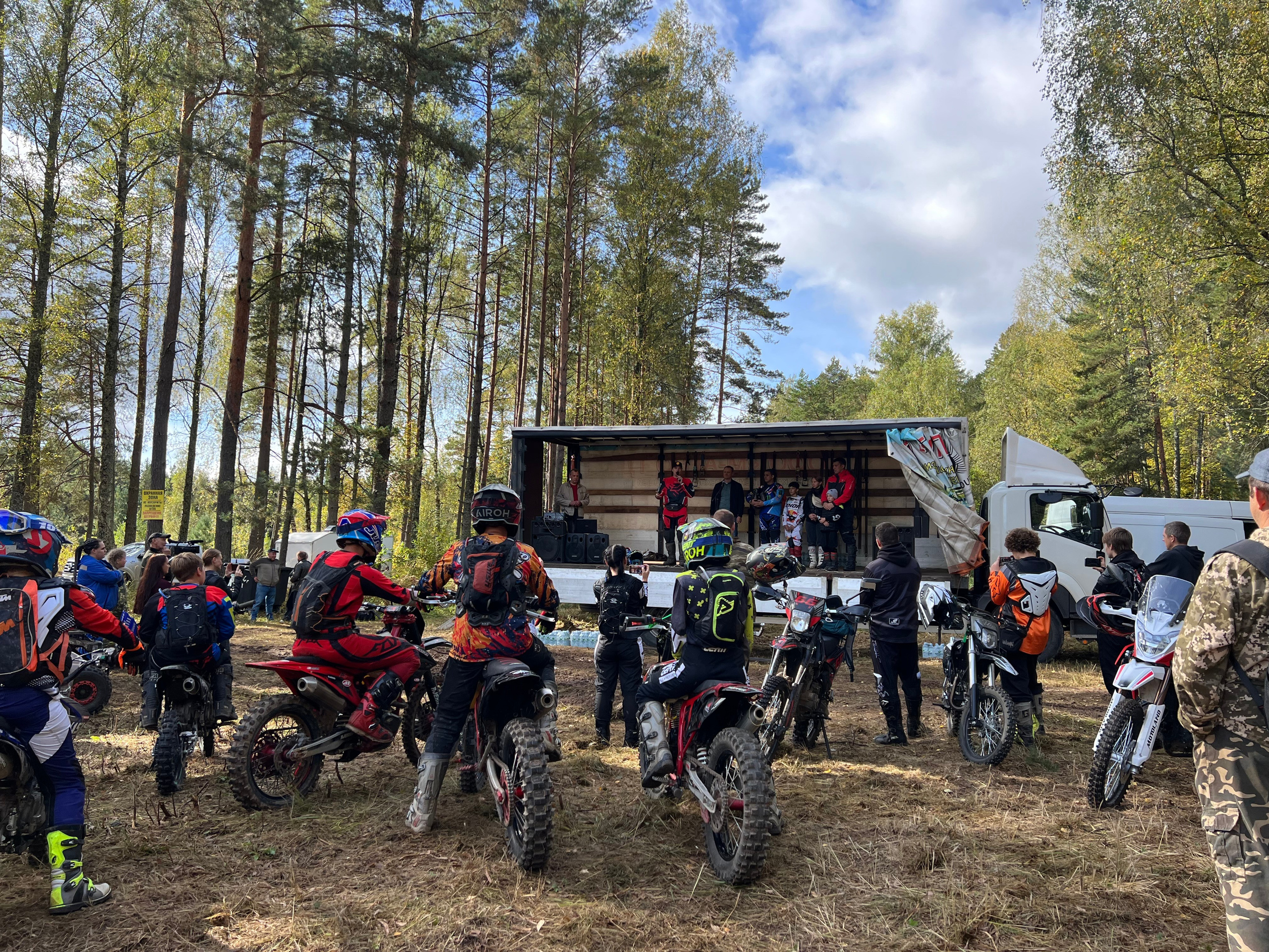 Наш инструктор на прохватах с Романом Курбатовым. Профессиональный прокат эндуро мотоциклов и квадроциклов в г. Белгород