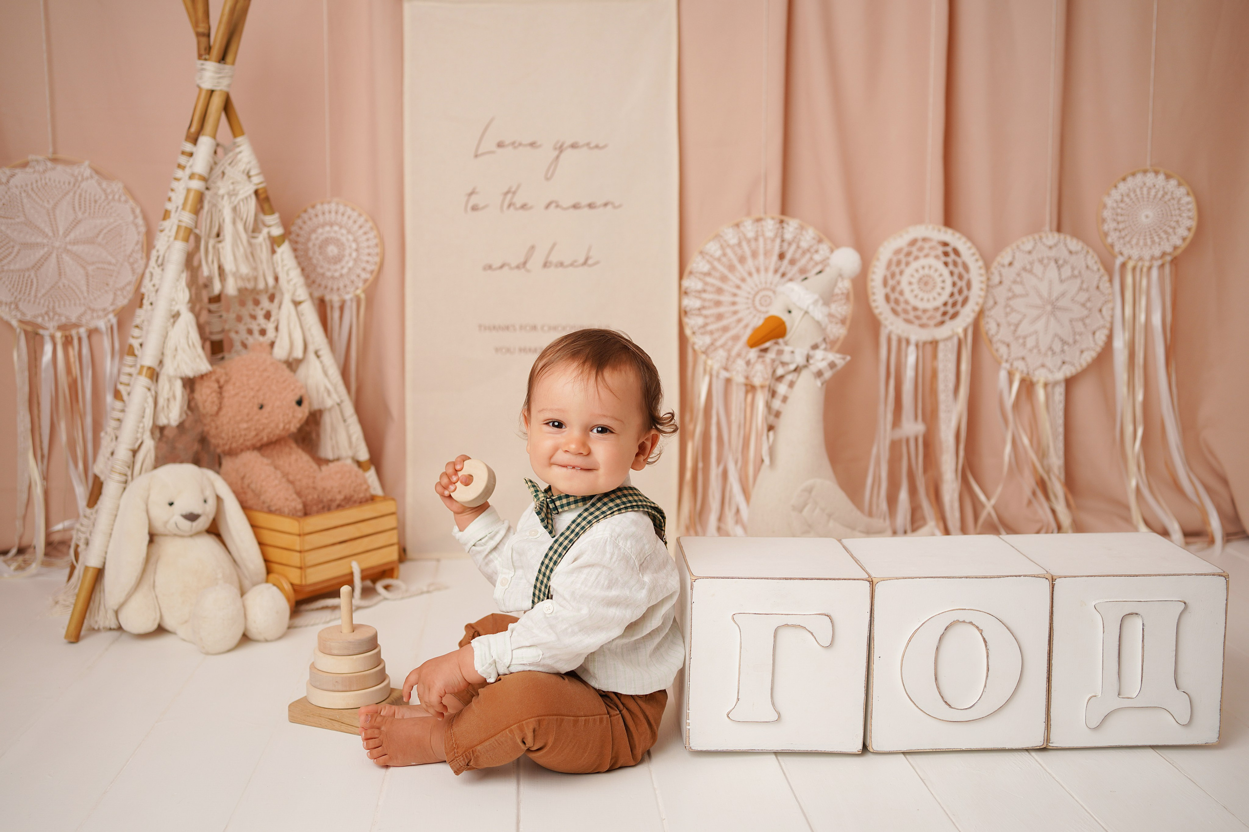 Детская фотосъемка. Малыш сидит на полу, рядом огромные кубики Год.