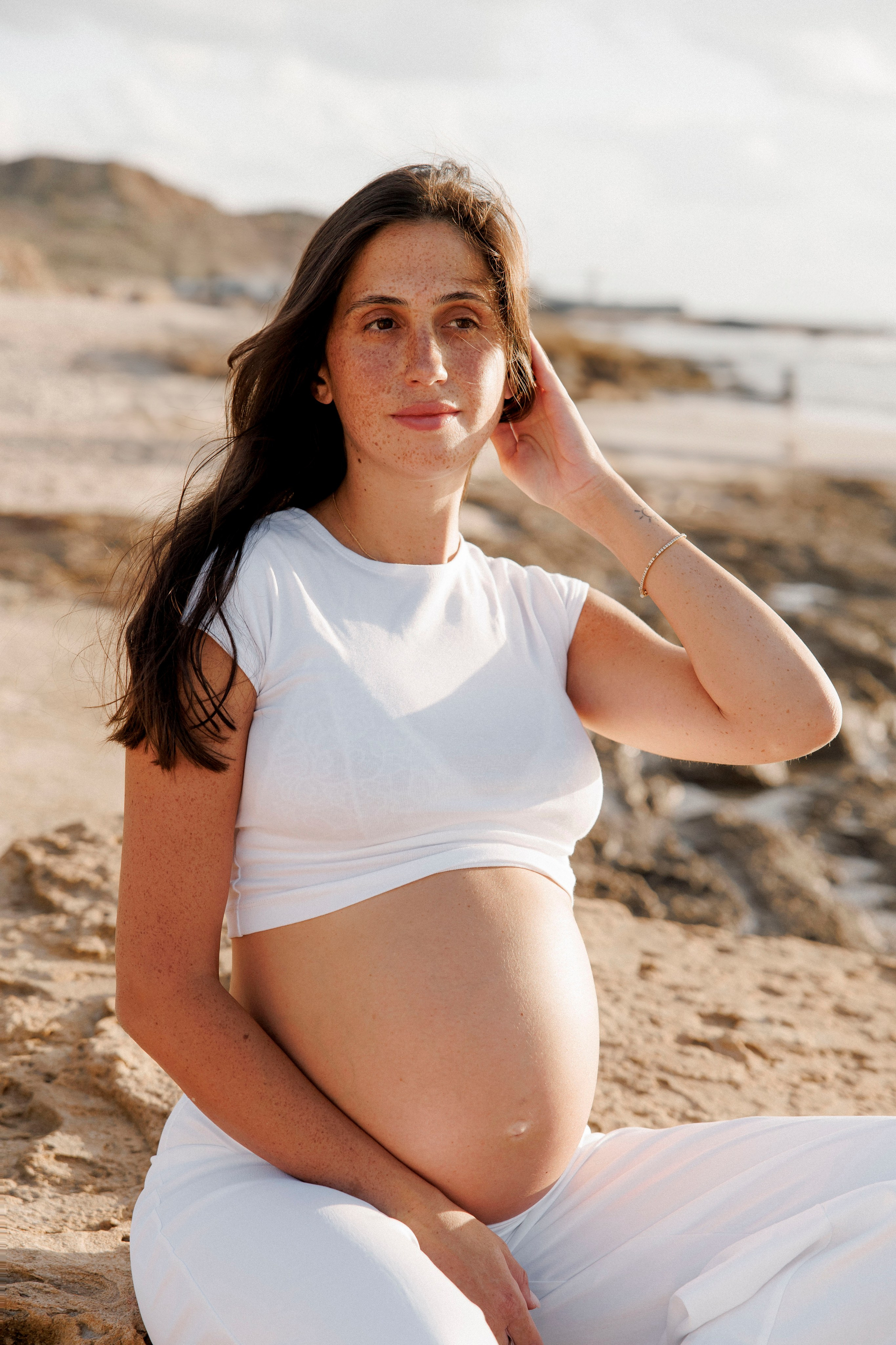 Pregnancy photoshoot near the sea. Wedding and family photographer