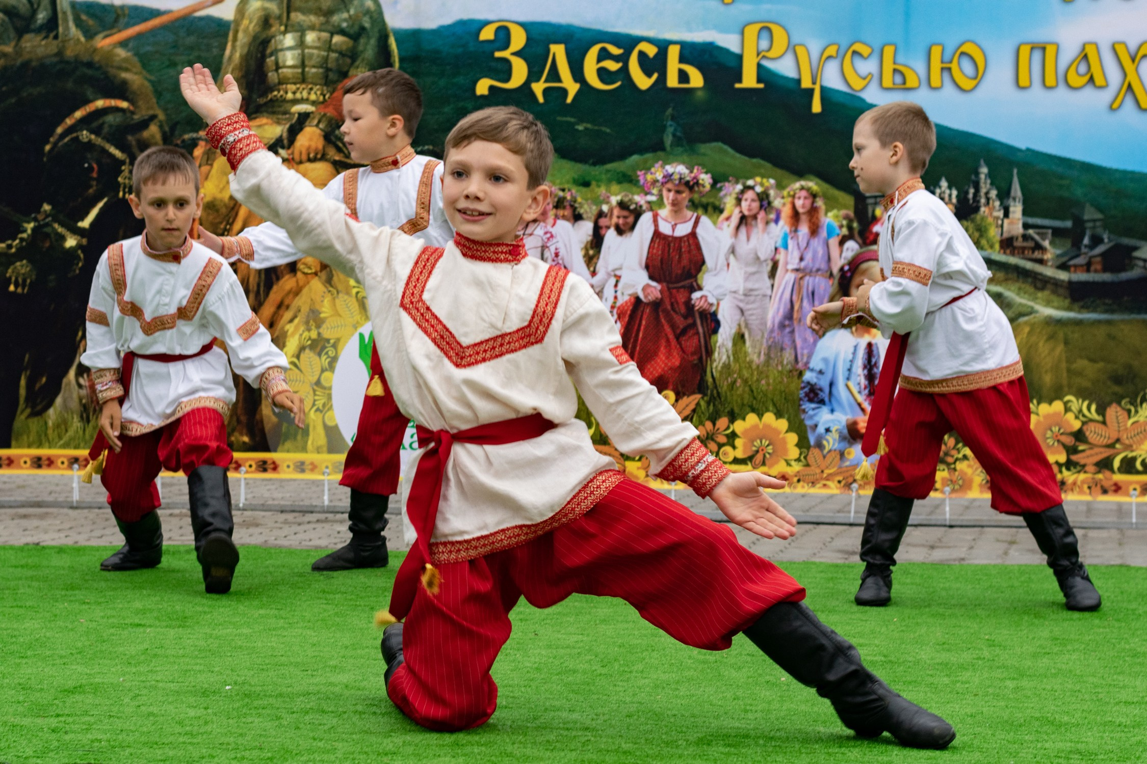 Антон Курдюмов фотограф в Хабаровске Рина Курдюмова фото27 foto27 Антон Дорофеев репортажный репортаж документалист Тони и Рина фотосоздатели День молодежи по-русски Хабаровск кинотеатр