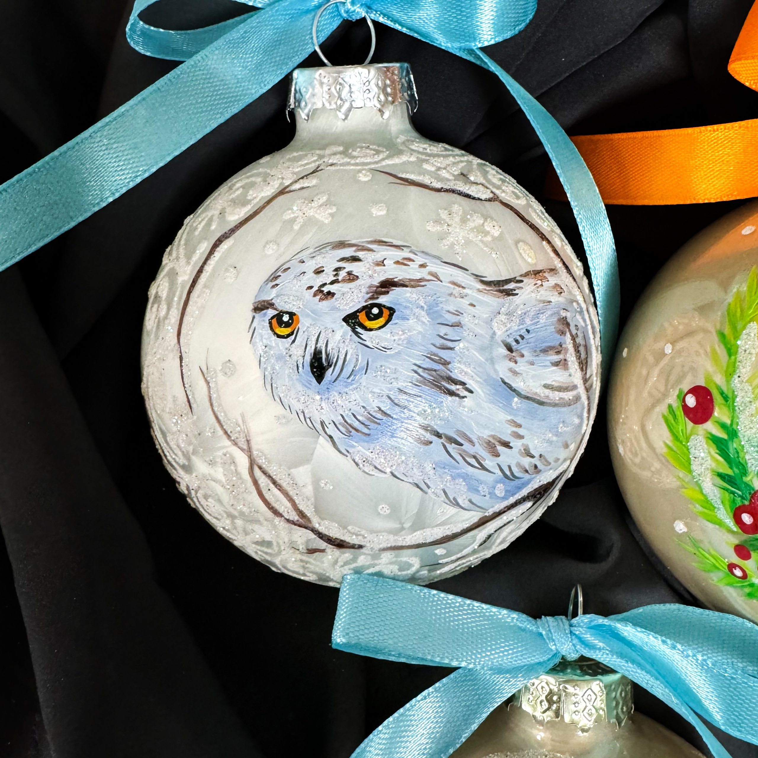 Художественная ручная роспись елочных шаров, корпоративные подарки и восковые аромасвечи