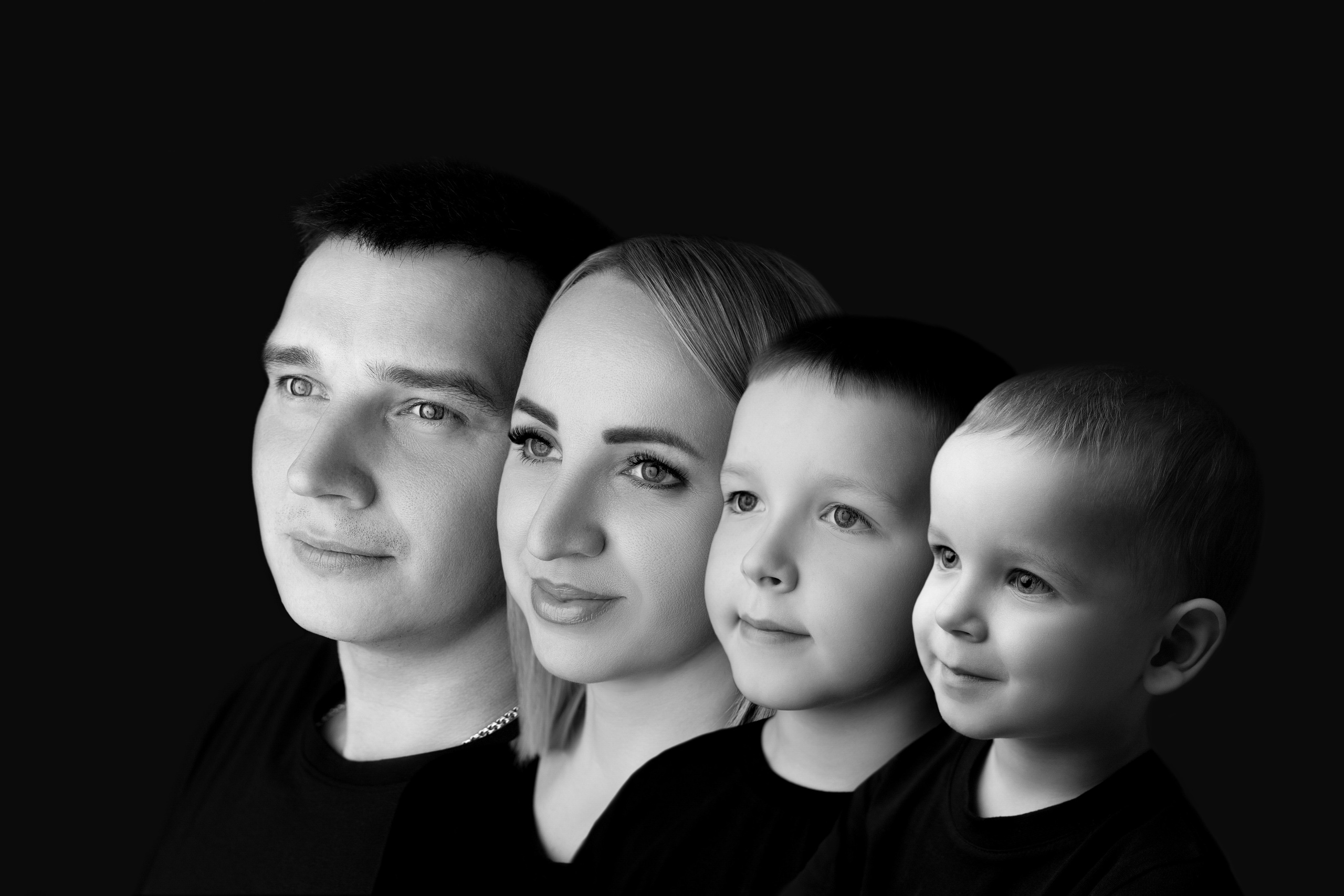 Портрет поколений или семейный портрет впрофиль. Фотограф новорожденных в г. Барнаул Ренпенинг Катерина