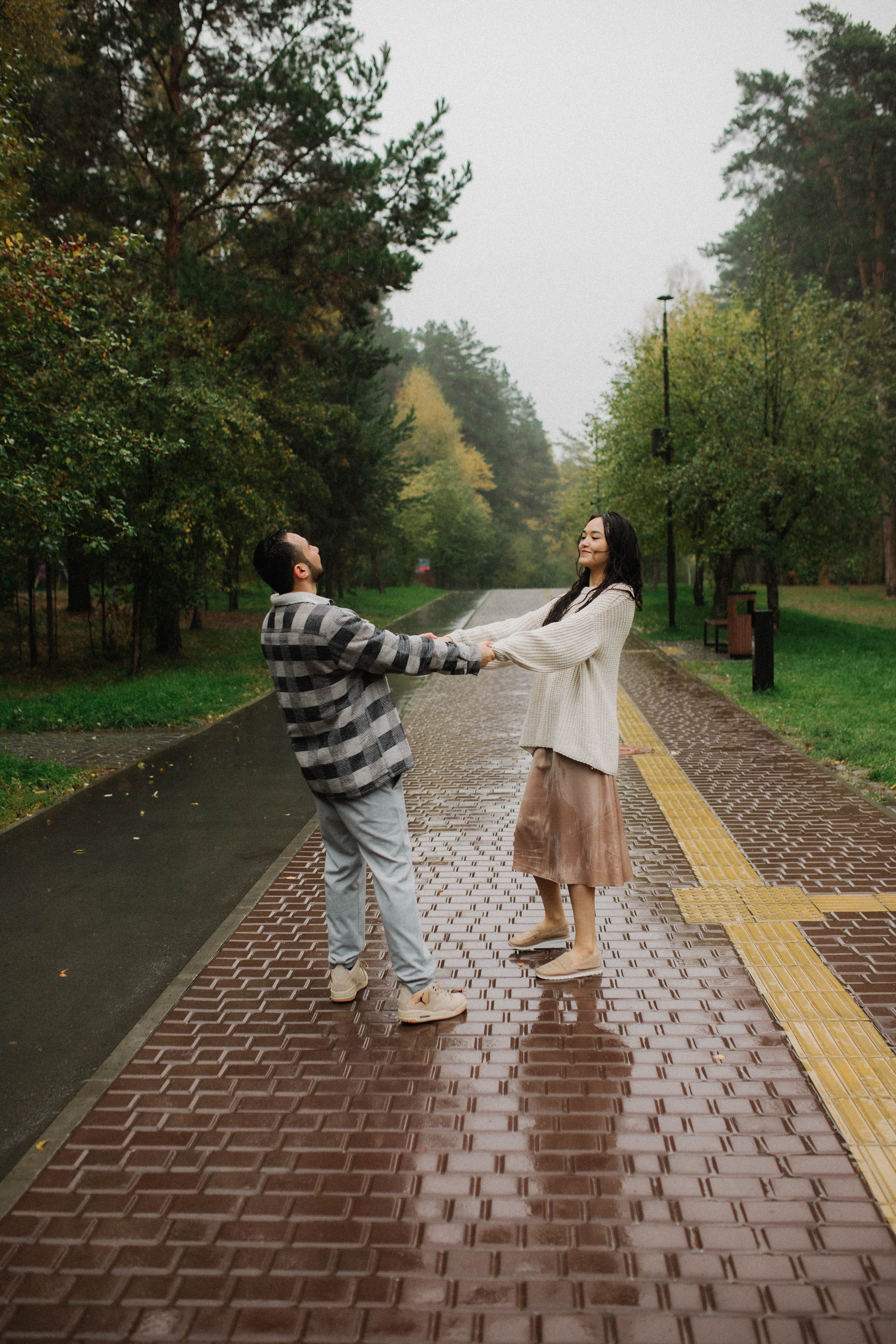 Бегать по сентябрьским лужам вдвоём. Свадебный фотограф Новосибирск