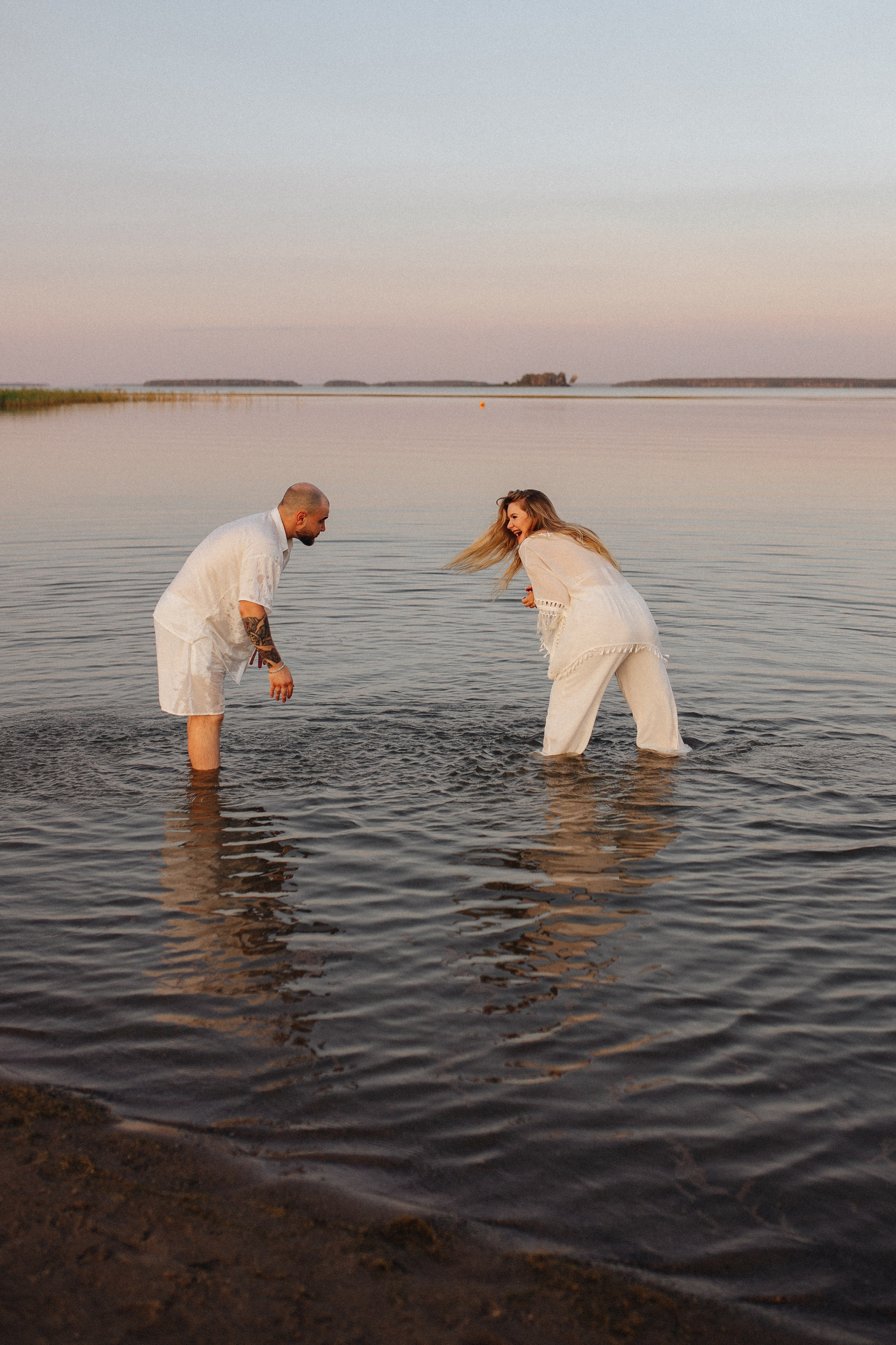 Летним вечером на пляже. Свадебный фотограф Новосибирск