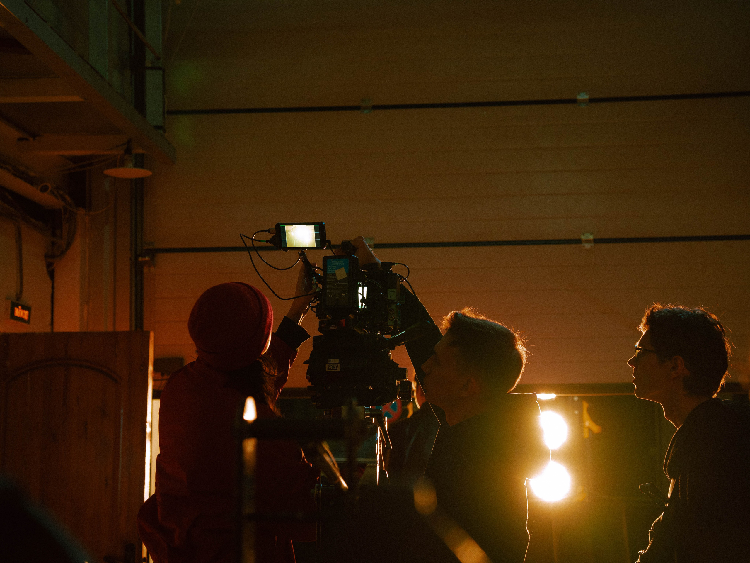 BACKSTAGE. V
